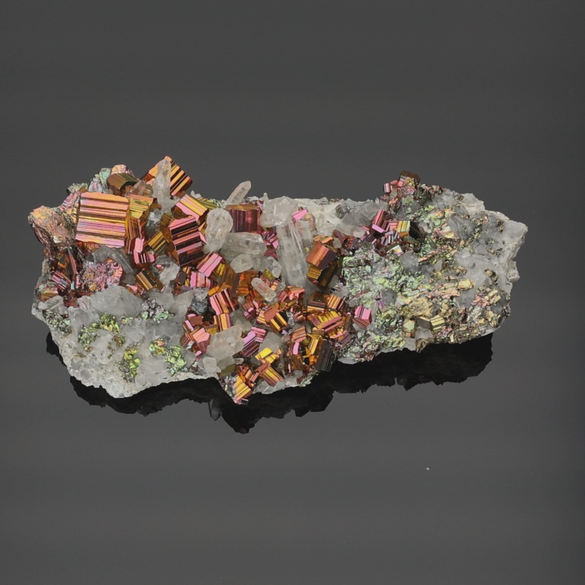Video laden: Titan Spectrum – Rainbow Pyrit aus Borneo, Indonesien – 246 g – Mineralien-Unikat (#1078)