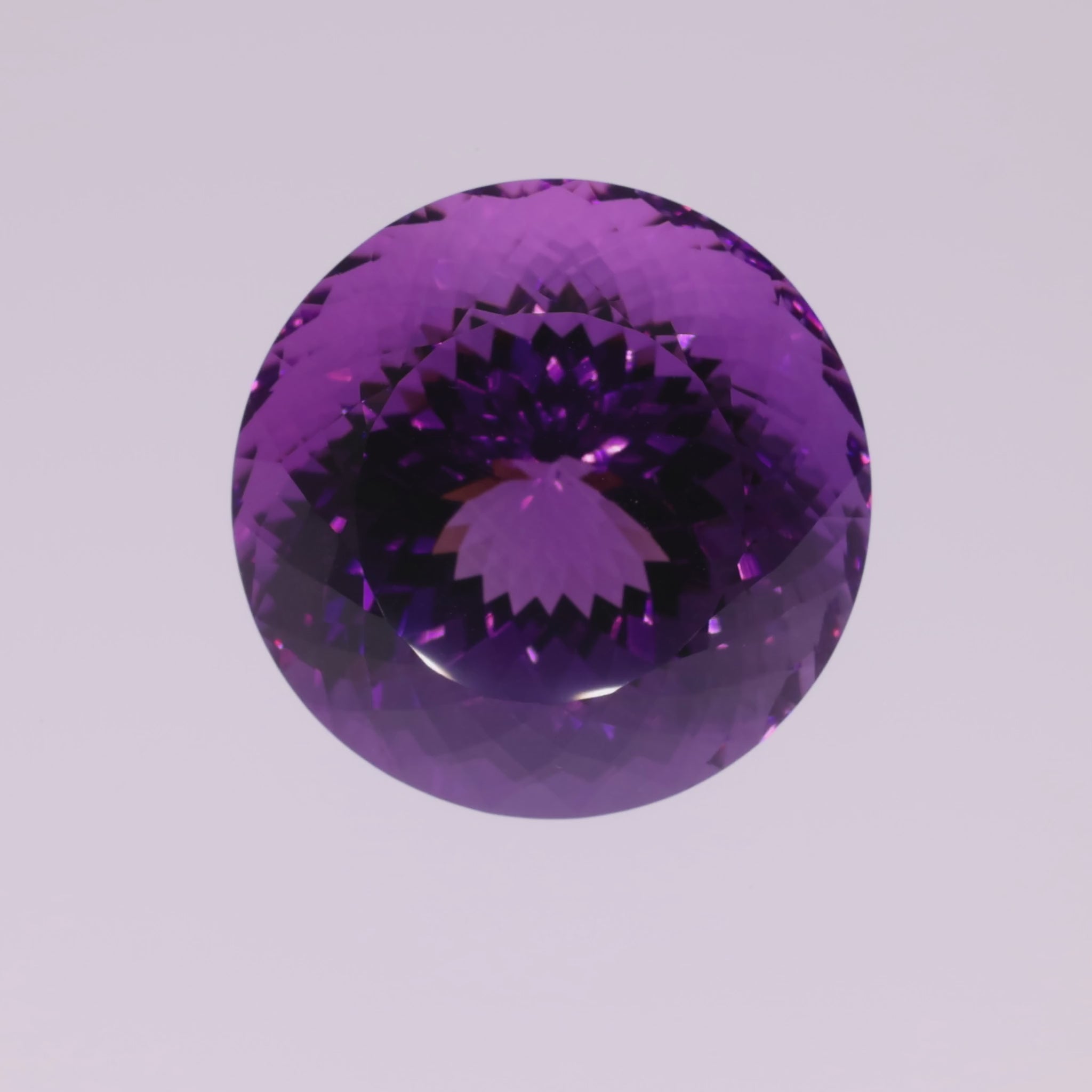 Video laden: 45,99 ct Amethyst im Präzisions-Rundschliff - Sternfacetten-Unikat aus Brasilien