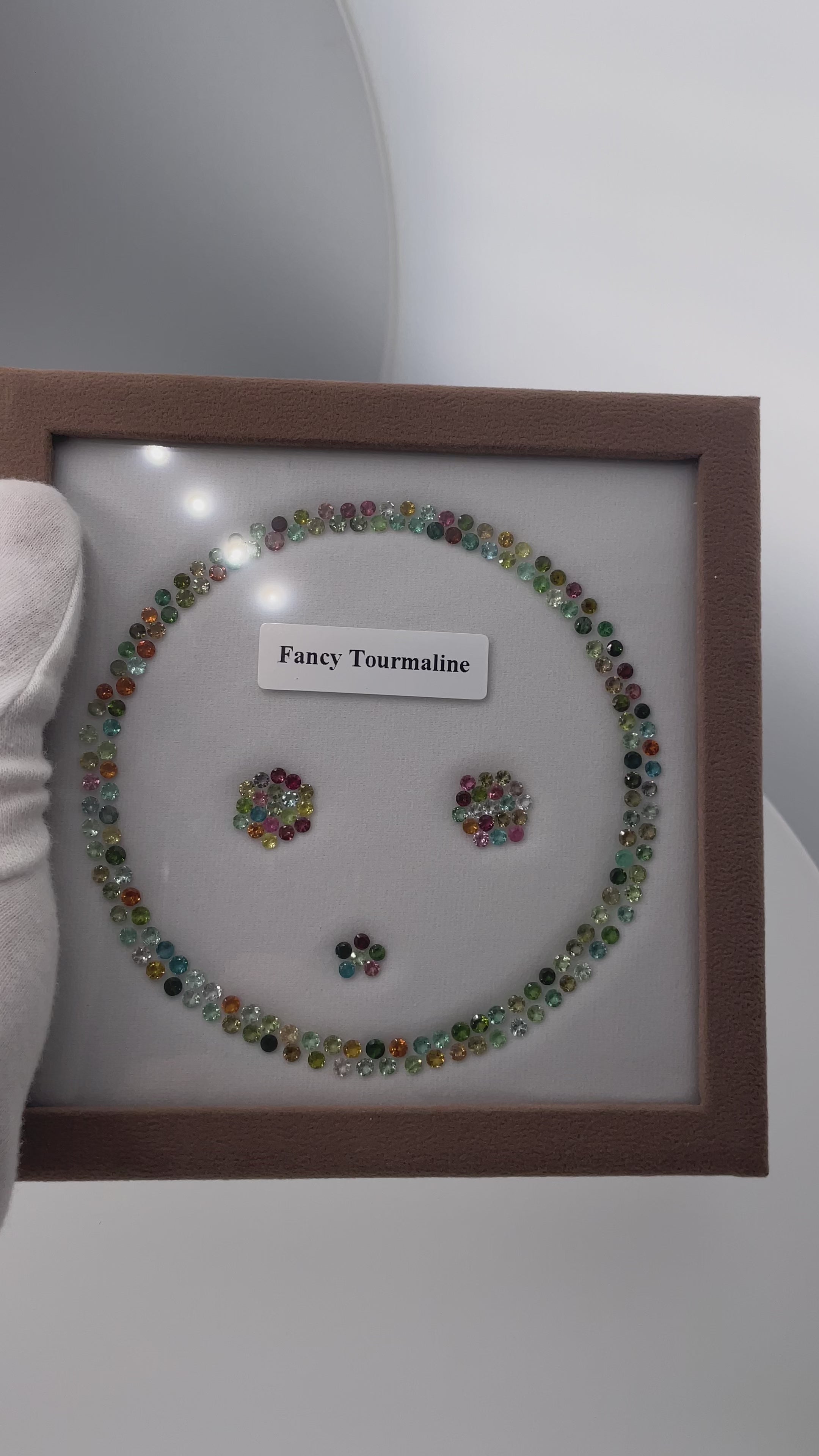 Video laden: 30,91 ct Turmalin Set - 202 Edelsteine im Rundschliff - Buntes Regenbogen-Spektrum
