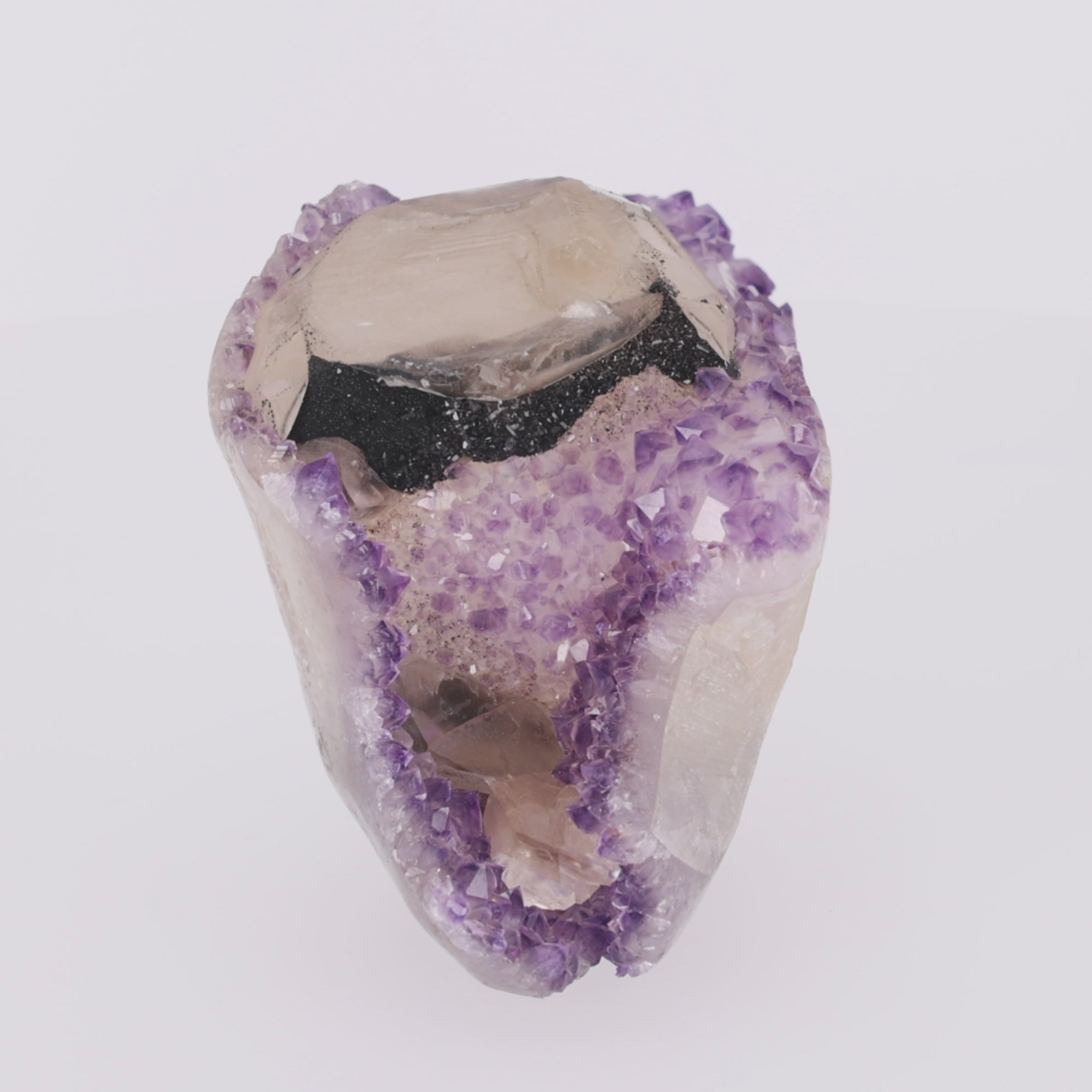 Video laden: Midnight Crown ✦ Amethyst mit Calcit &amp; Turmalin aus Uruguay | 2.849 g  (#809)
