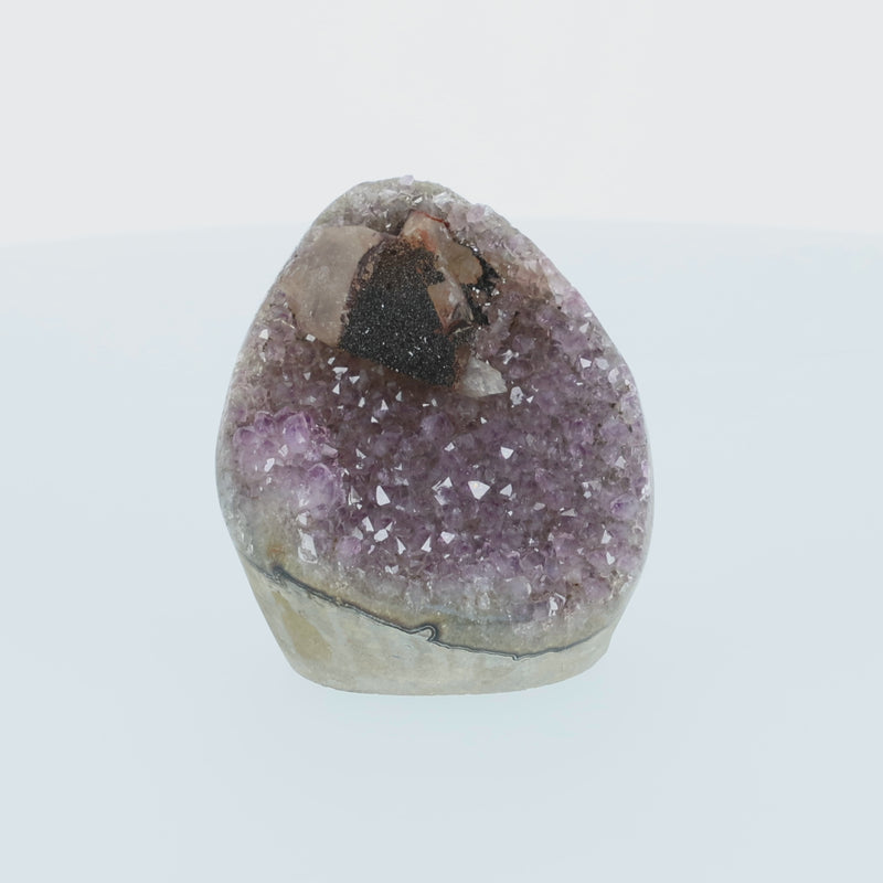 Amethyst mit Calcit aus Uruguay, Amethystkristalle mit hellen Calcitformationen, natürlich gewachsenes Mineralunikat.