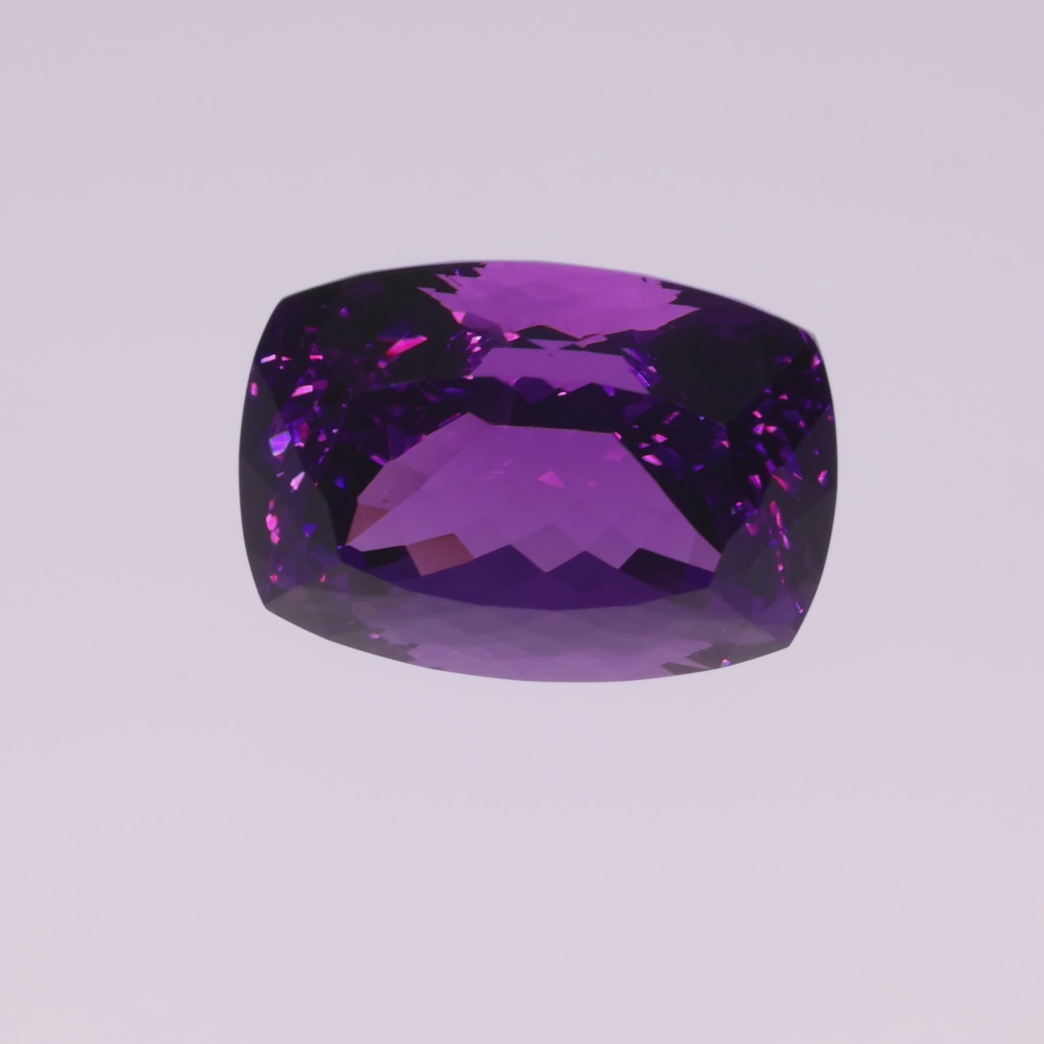 Video laden: 32,37 ct Amethyst im Kissenschliff (Antik) - Tiefviolette Brillanz aus Brasilien