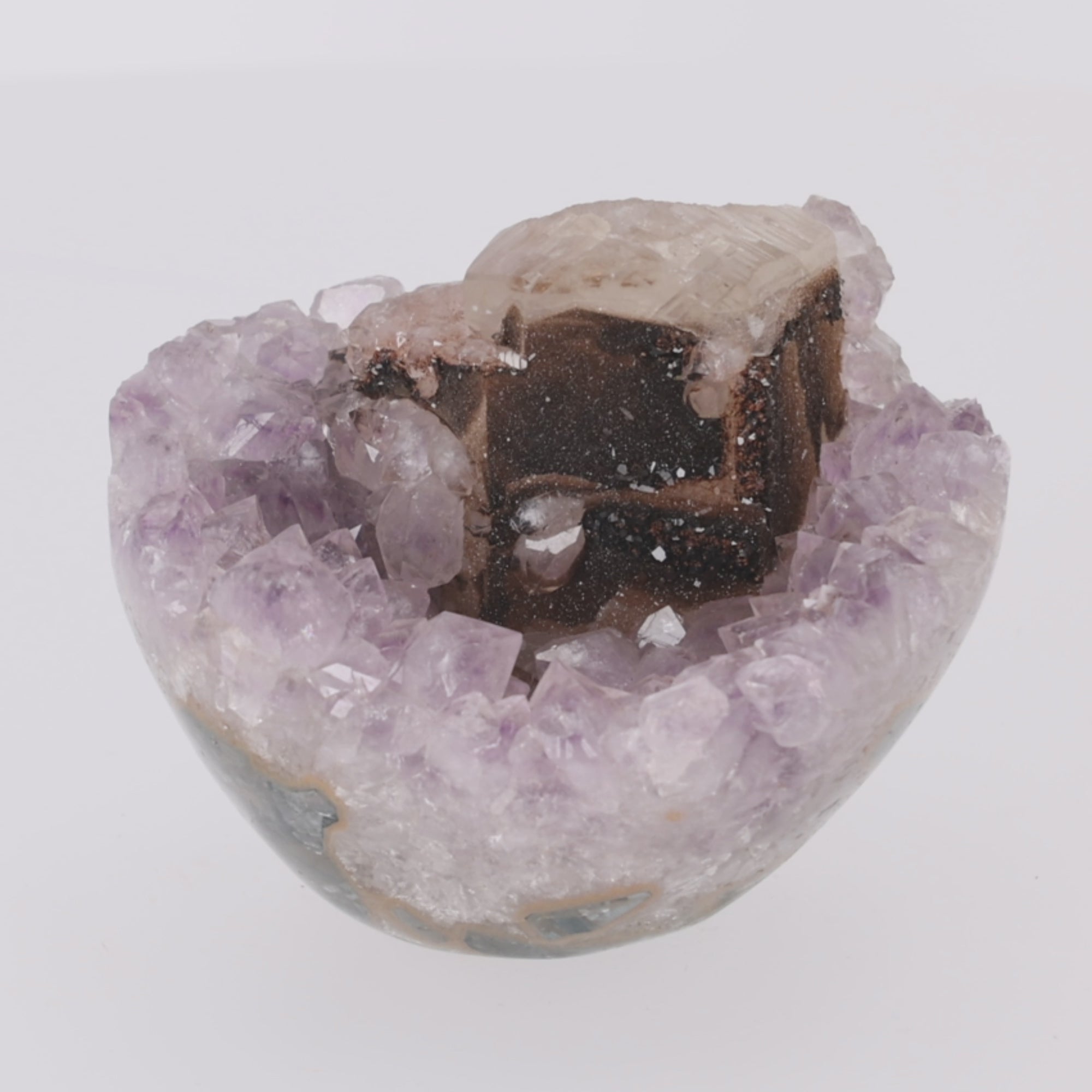 Video laden: Obsidian Crown ✦ Amethyst mit Calcit &amp; Turmalin – 1267 g Kristall-Unikat (#951)