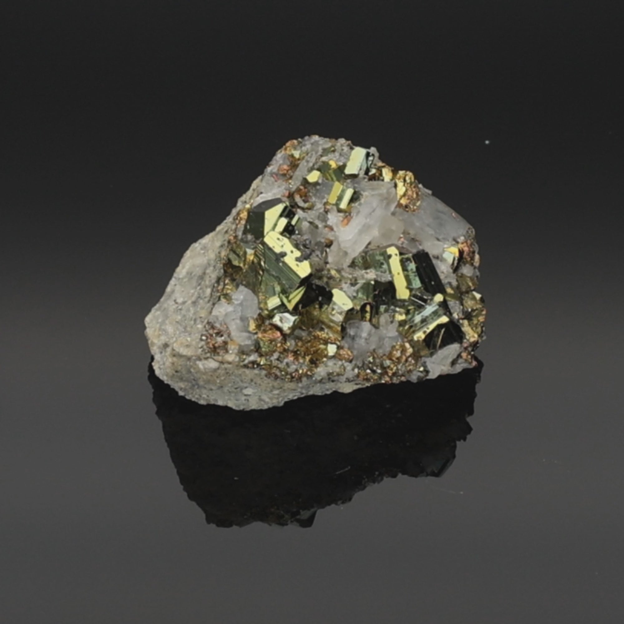 Load video: Electric Nova – Rainbow Pyrit aus Borneo, Indonesien – 71,55 g – Mineralien-Unikat (#1093)