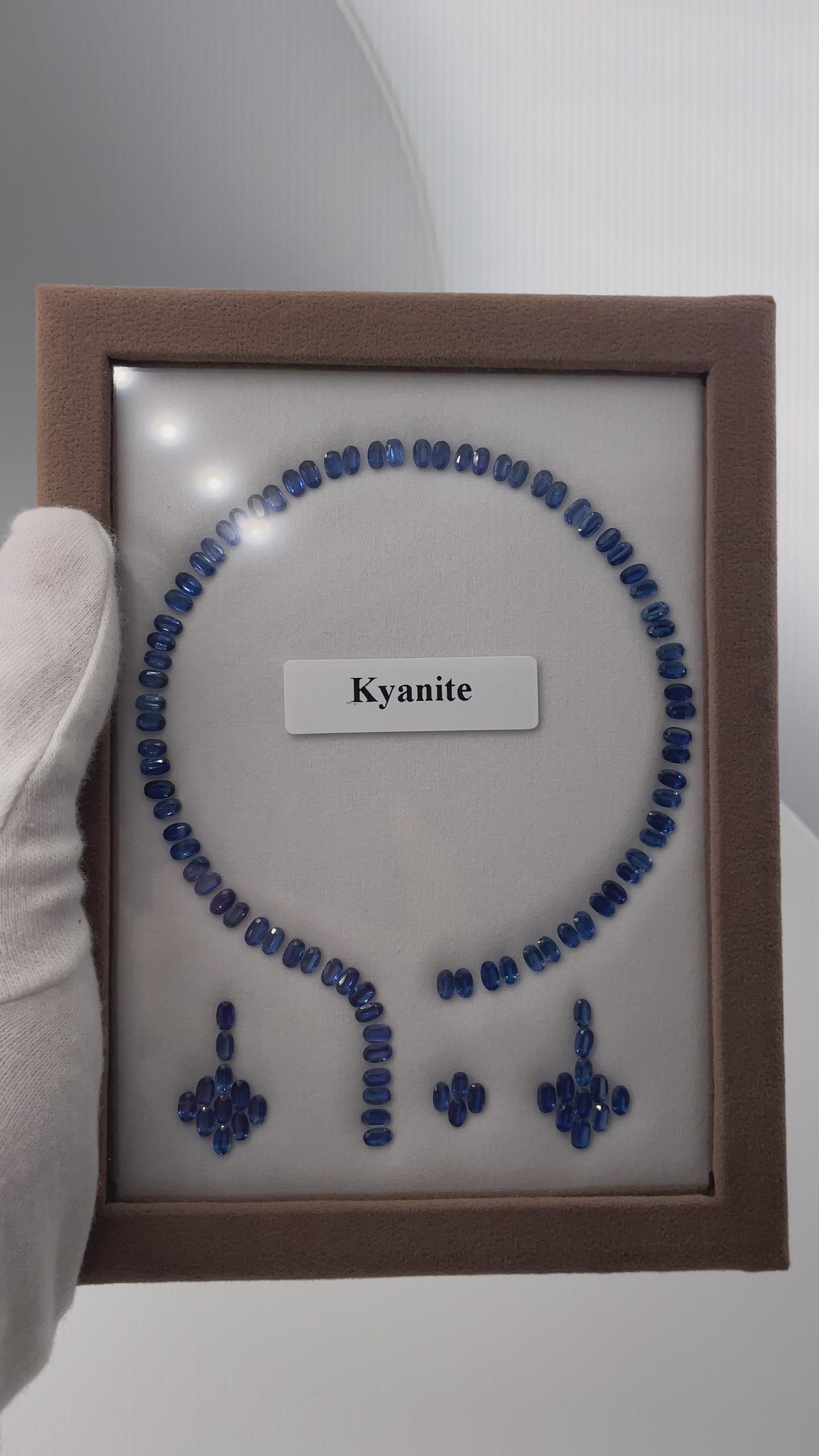 Video laden: 37,01 ct Kyanit Set - 109 Edelsteine im Ovalschliff - Intensives blaues Leuchten