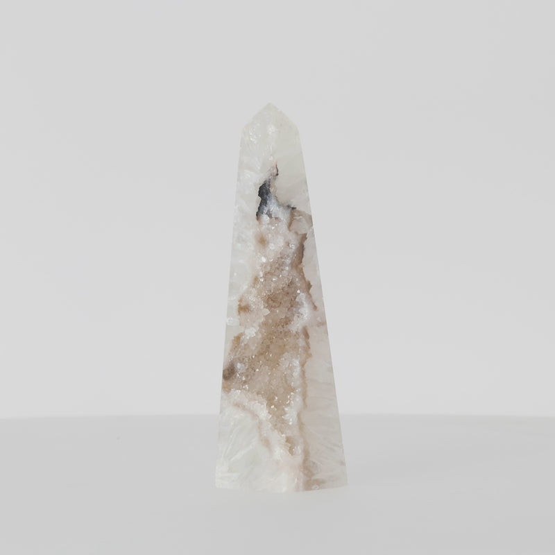 Polierter Achat-Obelisk aus Brasilien mit natürlicher Bänderung und teilweise offener Druzy-Kristallstruktur in Braun-, Grau- und Cremetönen.