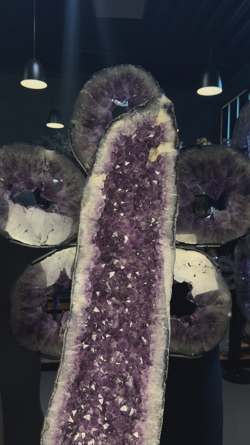 Schlanke Amethyst Cathedral mit violetter Kristallstruktur aus Brasilien