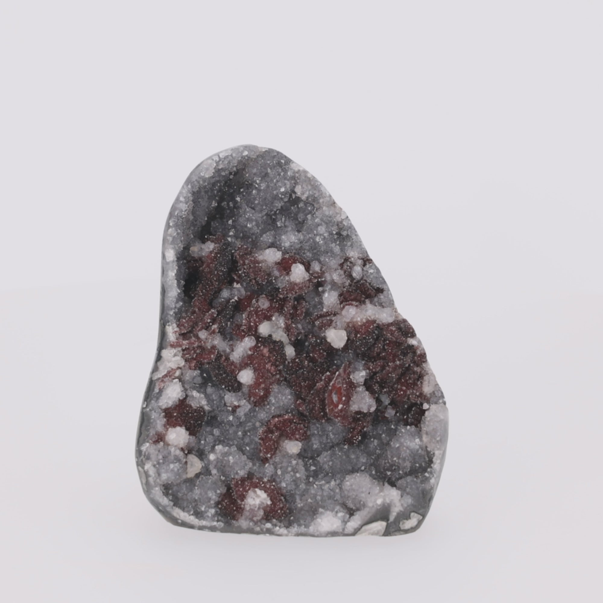 Video laden: Crimson Frost ✦ Druzy mit roten Mineralakzenten aus Uruguay | 1.877 g (#808)