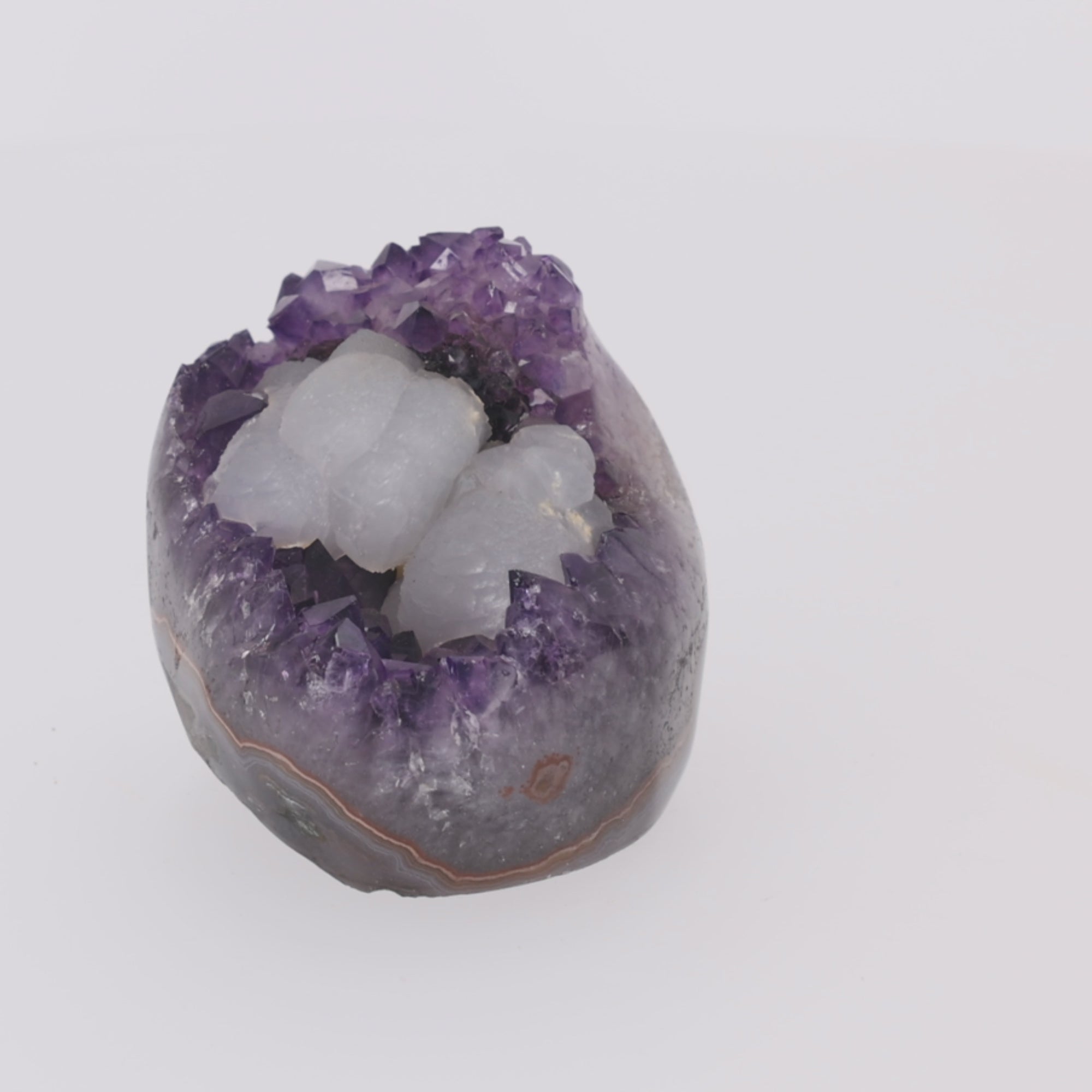 Video laden: Purple Crystal Portal ✦ Amethyst mit Calcit-Kristallen – 1266 g Natur-Unikat (#949)