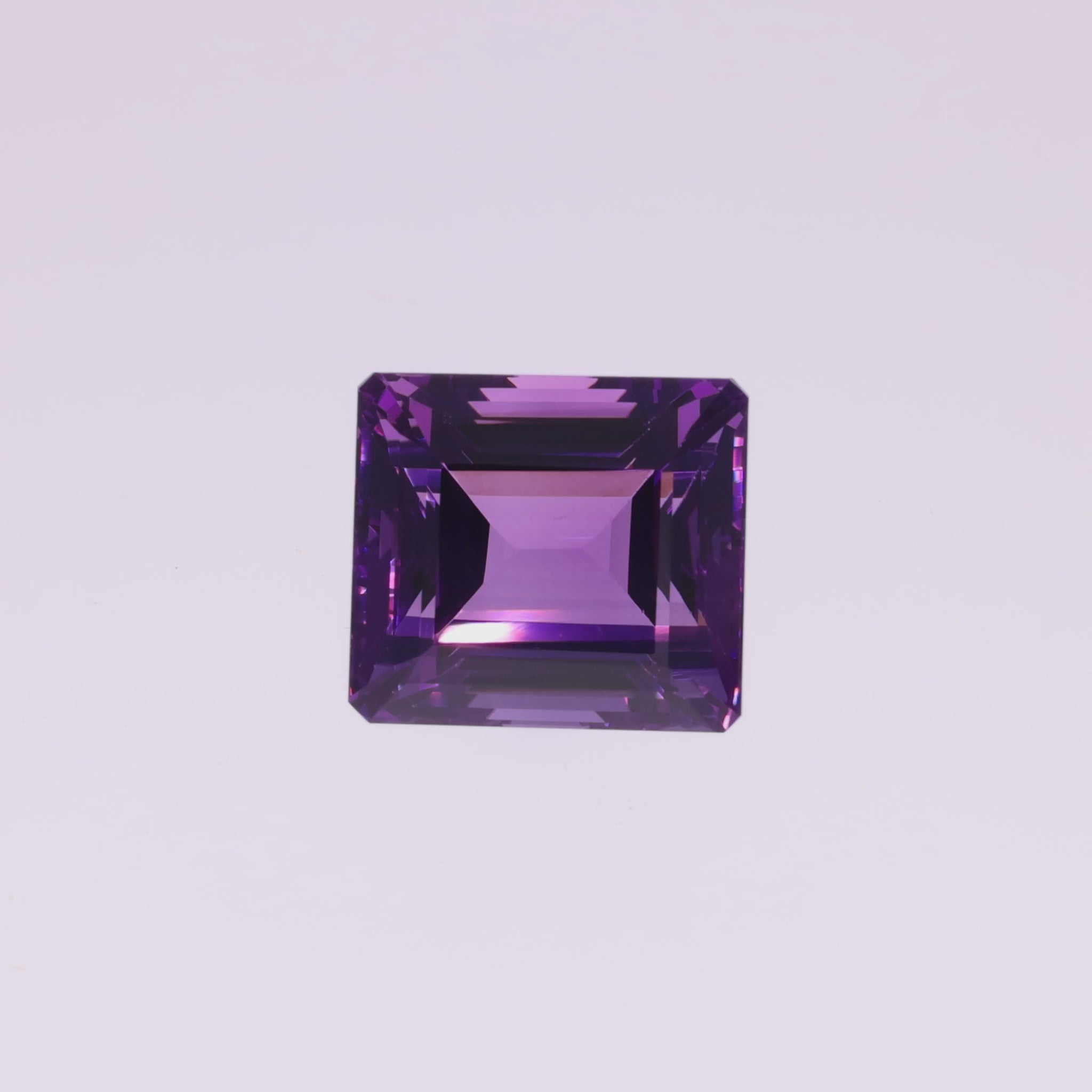Load video: 29.65 ct Amethyst - Geometric Facet Cut - Modern Design from Brazil