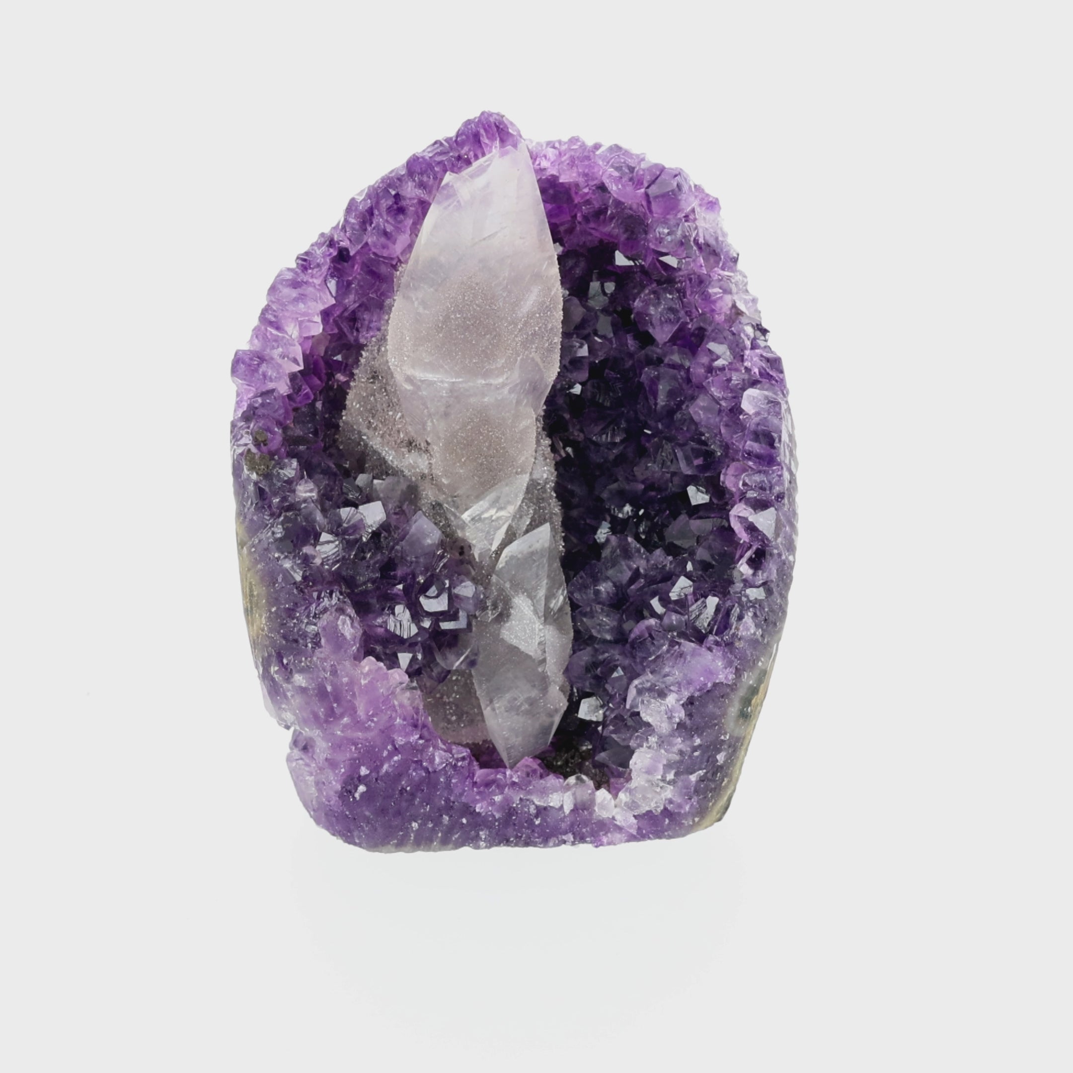 Video laden: Crystal Beacon - 0,77 kg Amethyst mit Calcit &amp; Sugaring - Uruguay Unikat (#536)