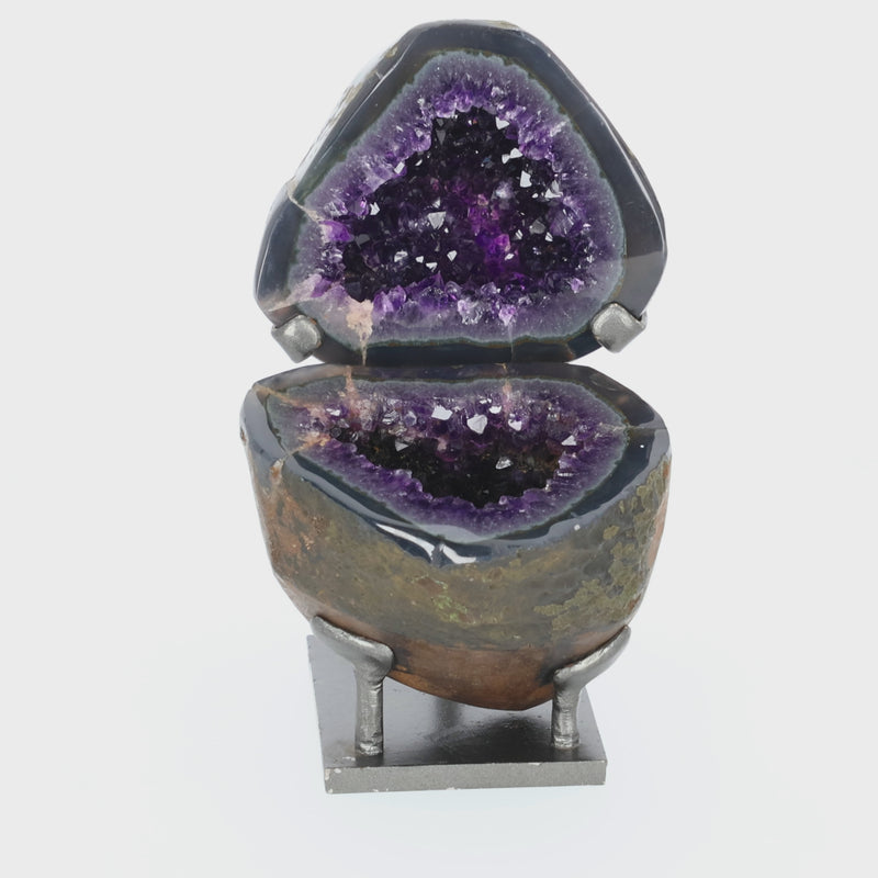 Amethyst Geoden-Juwelenbox aus Uruguay auf Metallstandfuß mit geöffneter Geode und violetter Kristalldruse im Inneren.