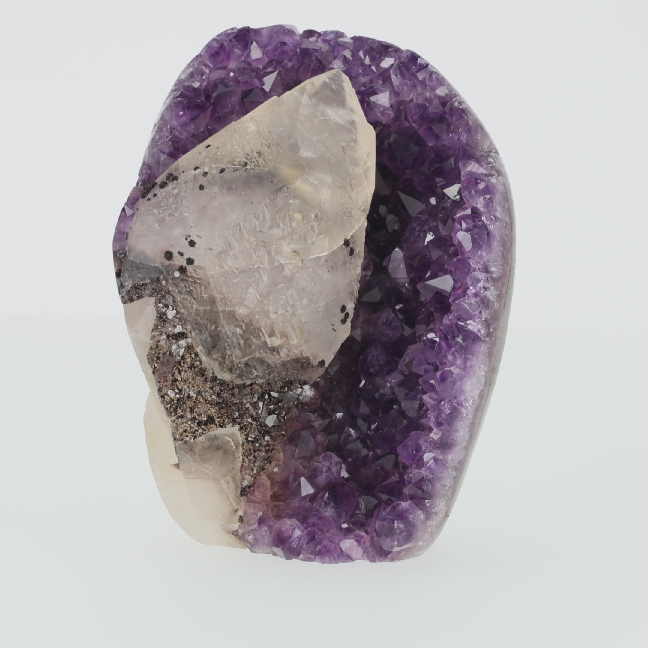 Video laden: Purpurlicht von Elyria“ – Große Amethyst-Druse mit Calcit und schwarzem Turmalin aus Uruguay (#507)