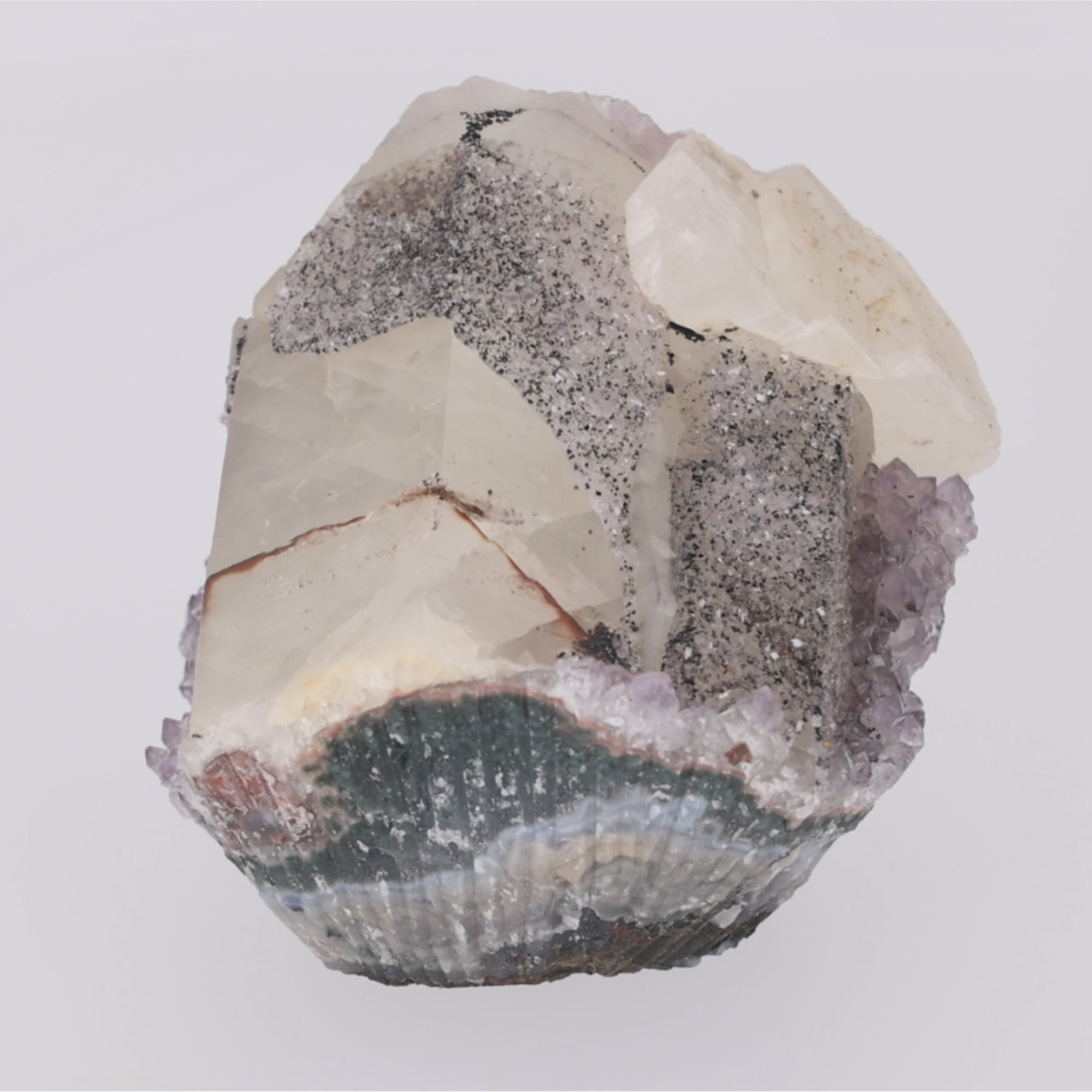 Video laden: Crystal Crest ✦ Amethyst-Druse mit Calcit &amp; schwarzem Turmalin | 1.929 g (#869)