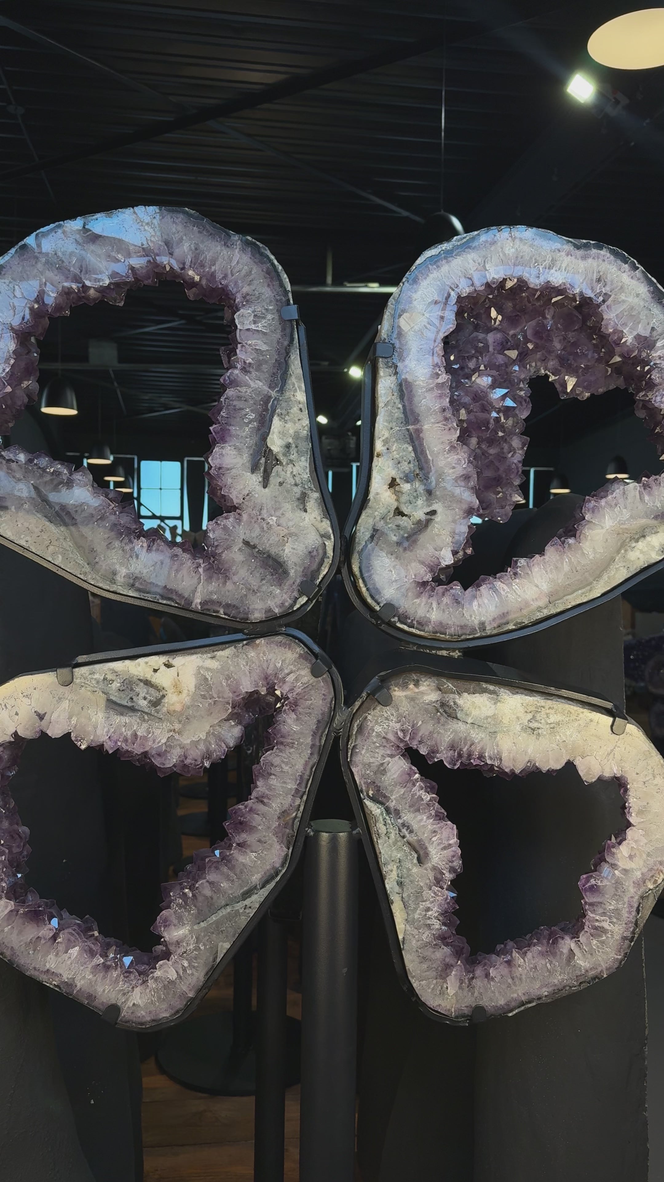 Load video: Amethyst Portal Scheiben in Blumenform auf Stahlständer dekorativ angeordnet