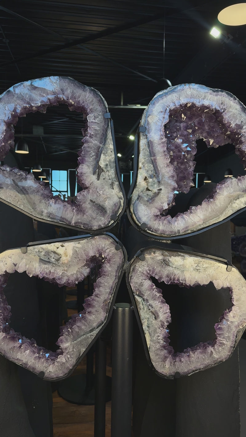 Amethyst Portal Scheiben in Blumenform auf Stahlständer dekorativ angeordnet