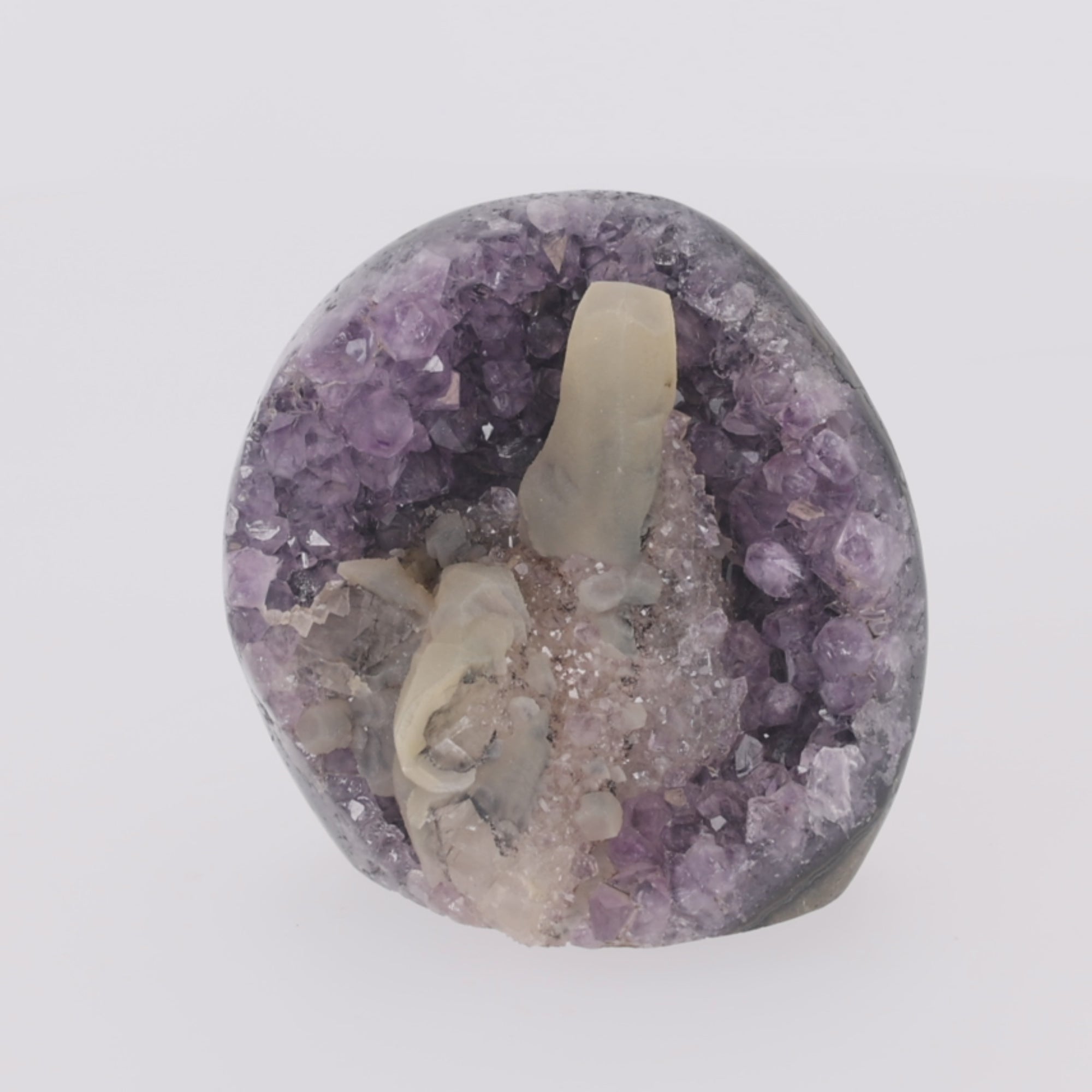 Video laden: Ivory Orbit ✦ Amethyst-Druse mit Calcit &amp; Turmalin aus Uruguay | 1.114 g (#863)