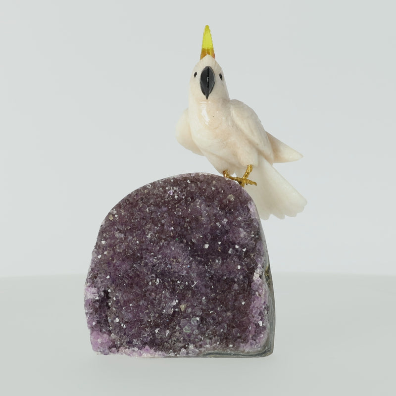 Amethyst-, Bergkristall- oder Achatstein aus Brasilien mit handgearbeiteten Vogelminiaturen aus verschiedenen Natursteinen.