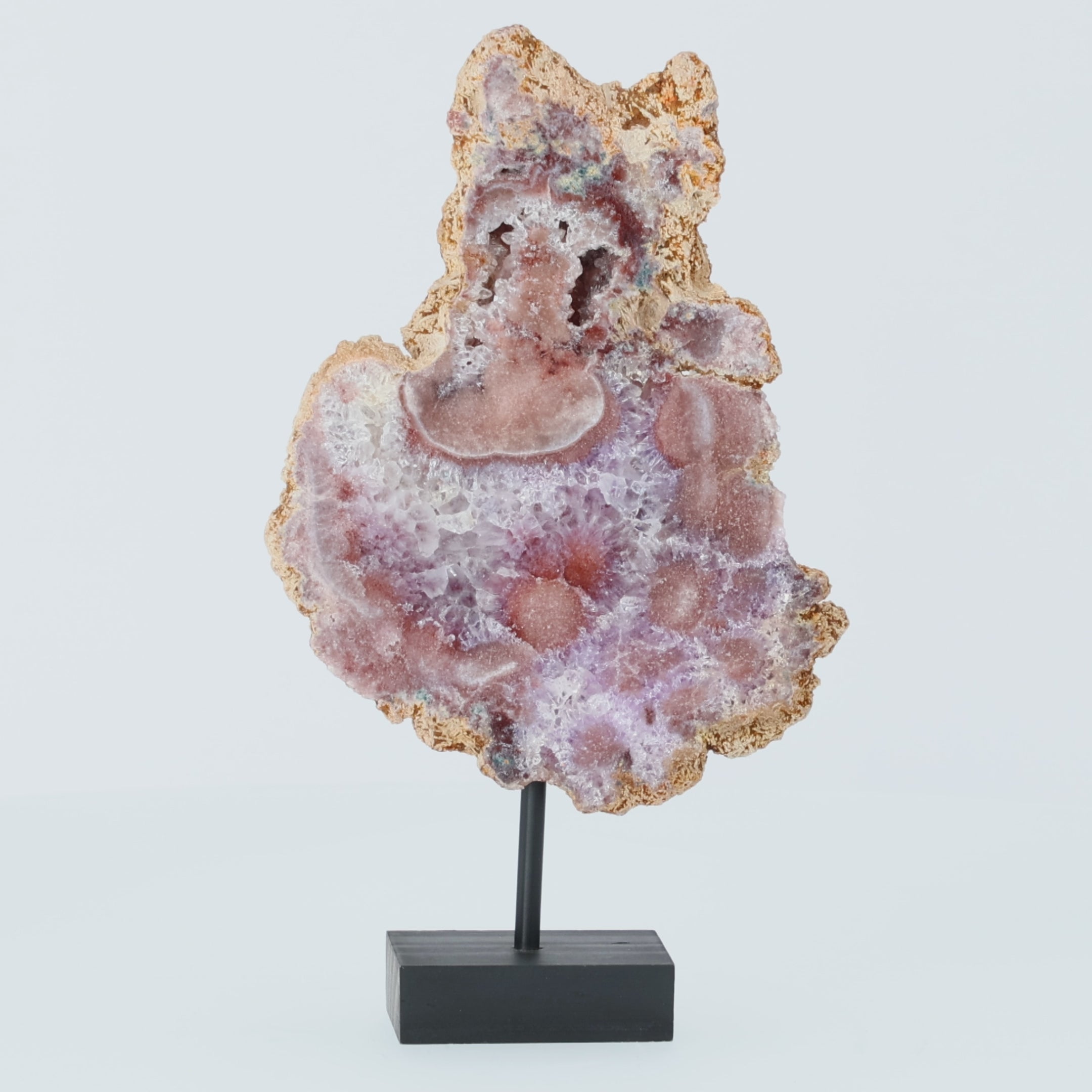 Video laden: Pink Amethyst Scheibe aus Brasilien auf schwarzem Metallständer 25,5 cm hoch mit Druzy-Struktur in Rosé- und Violetttönen