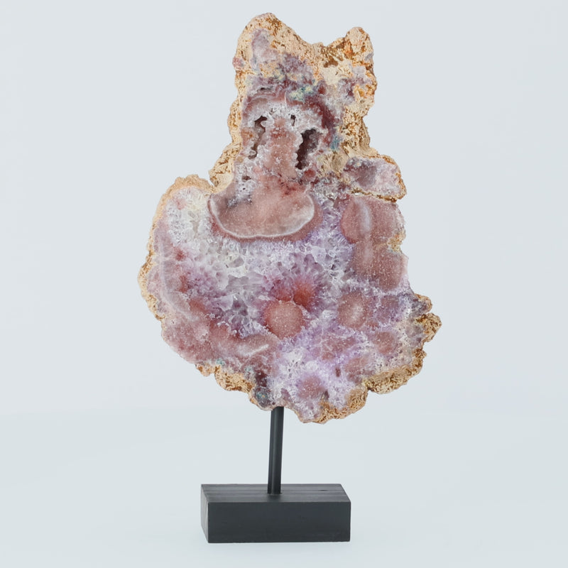 Pink Amethyst Scheibe aus Brasilien auf schwarzem Metallständer 25,5 cm hoch mit Druzy-Struktur in Rosé- und Violetttönen