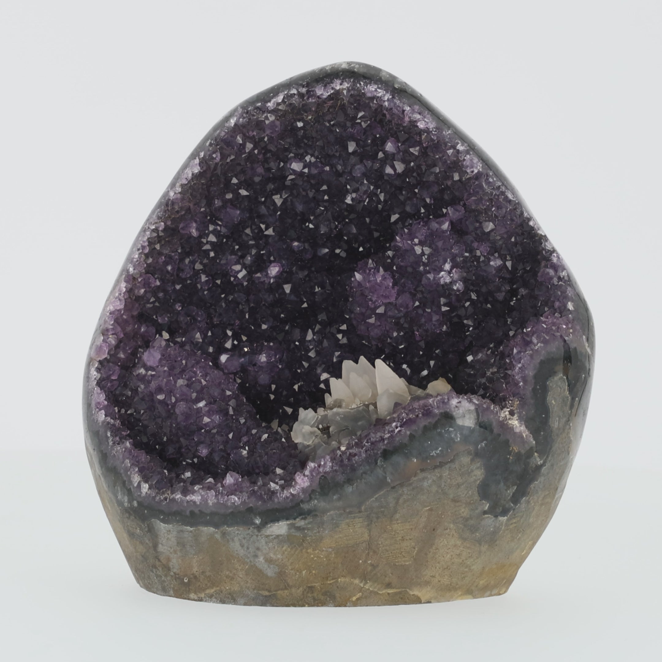 Video laden: „Obsidianherz von Valoria“ – Monumentale Amethyst-Druse aus Uruguay mit Calcit, schwarzem Turmalin und natürlichen Eisenoxidationen (#508)
