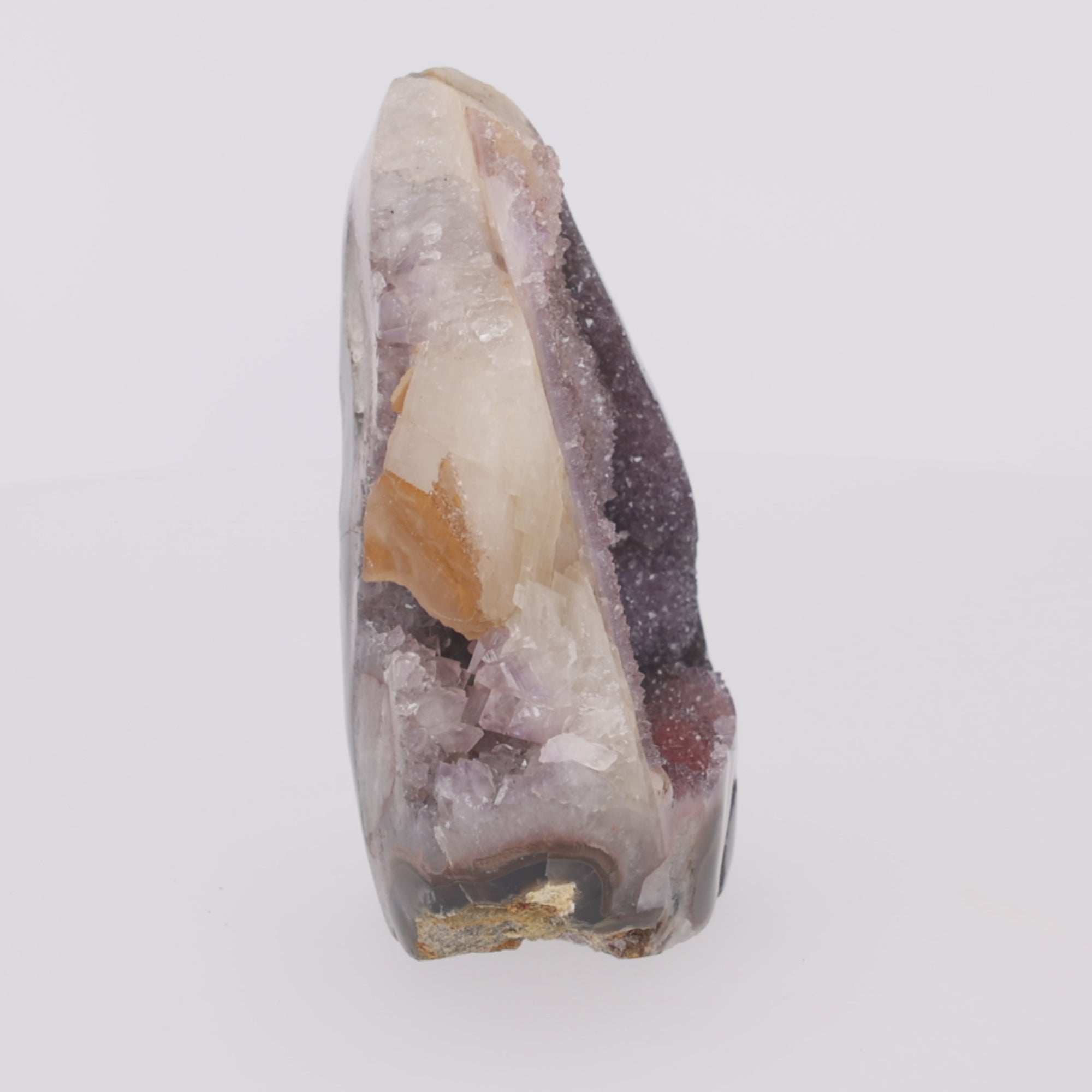 Video laden: Crystal Flame ✦ Amethyst mit Calcit &amp; Hämatit-Akzenten – 2588 g Kristall-Unikat (#975)