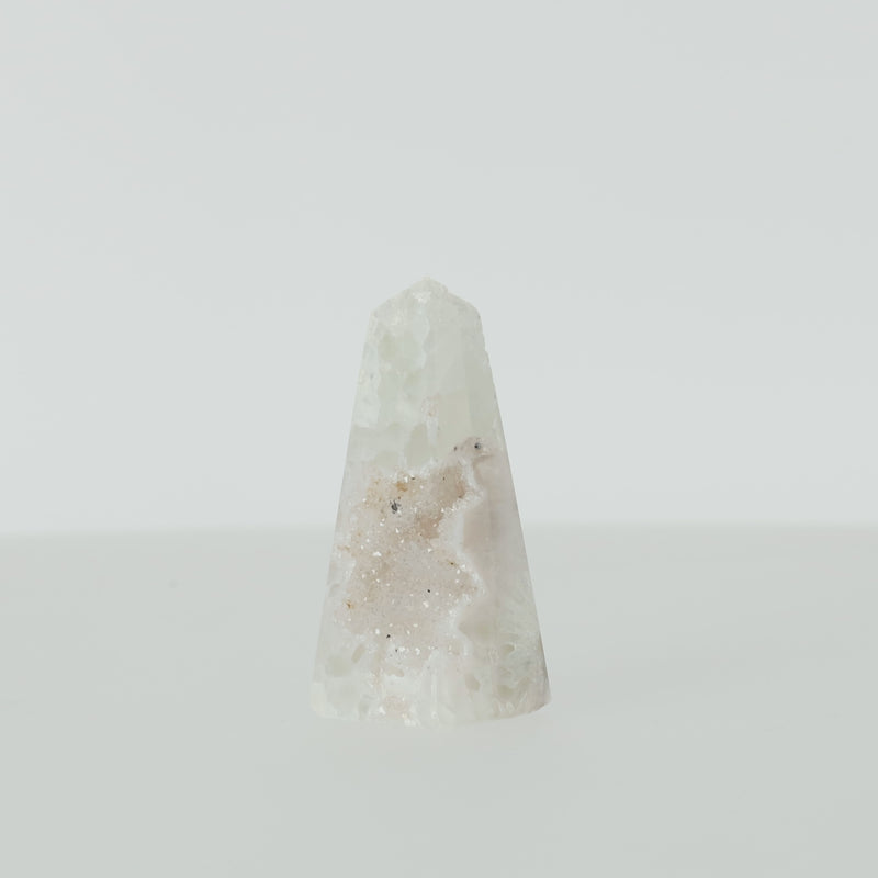 Polierter Achat-Obelisk aus Brasilien mit natürlicher Bänderung und teilweise offener Druzy-Kristallstruktur in Braun-, Grau- und Cremetönen.