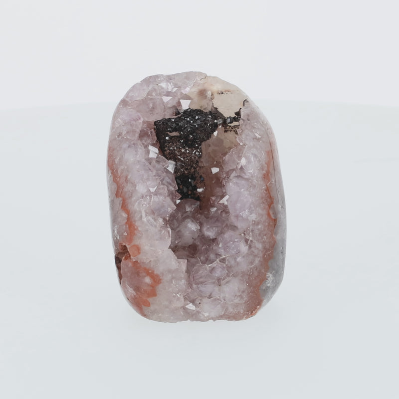 Amethyst mit Calcit aus Uruguay, Amethystkristalle mit hellen Calcitformationen, natürlich gewachsenes Mineralunikat.