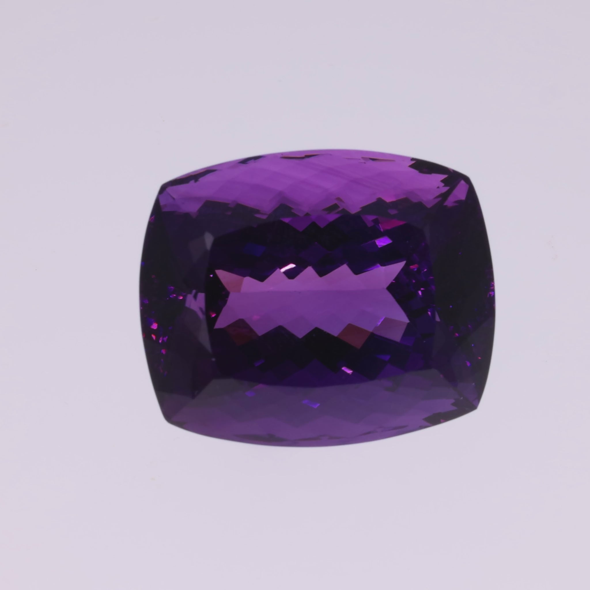 Video laden: 48,75 ct Amethyst im Cushion Cut - Kraftvolles Tiefviolett aus Brasilien