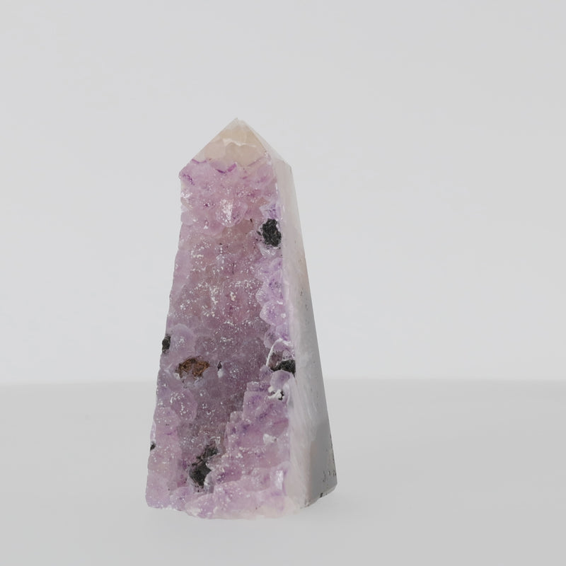 Polierter Achat-Obelisk aus Brasilien mit natürlicher Bänderung und teilweise offener Druzy-Kristallstruktur in Braun-, Grau- und Cremetönen.