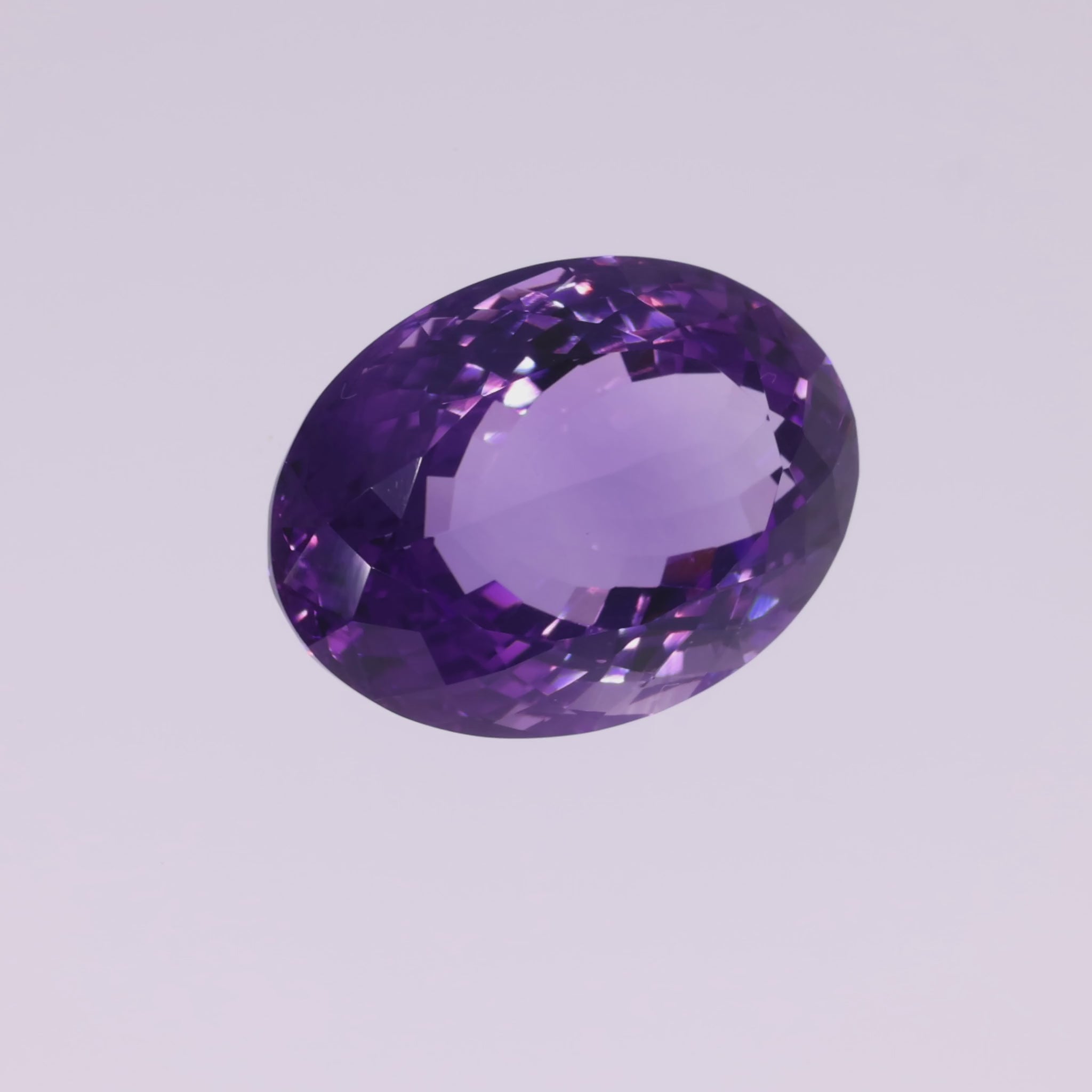 Video laden: 26,73 ct Amethyst Ovalschliff - Brillantes Lichtspiel in Tiefviolett aus Brasilien