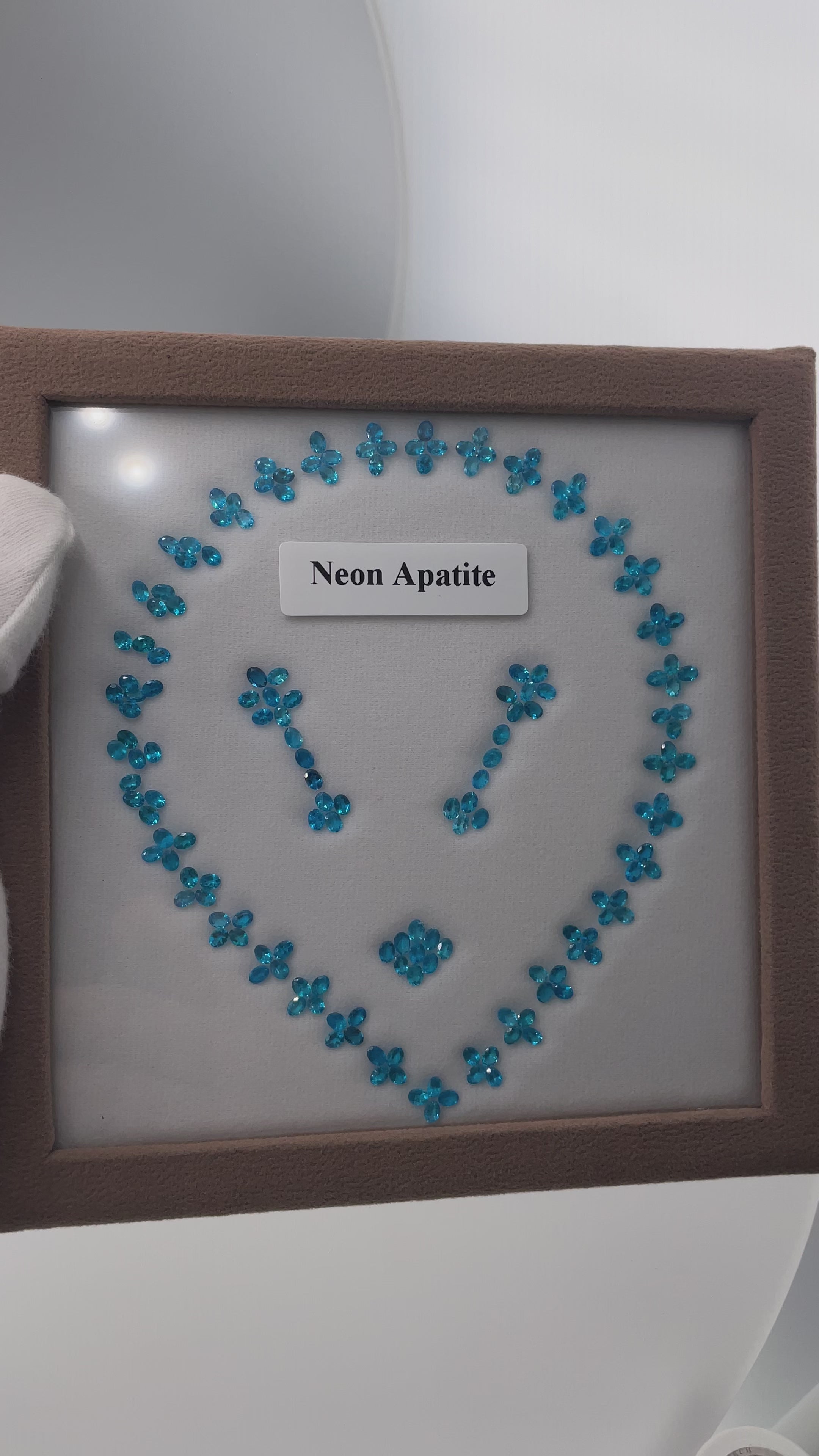 Video laden: 25,335 ct Neon-Apatit Set - 176 Edelsteine im Ovalschliff - Elektrisierendes Blau