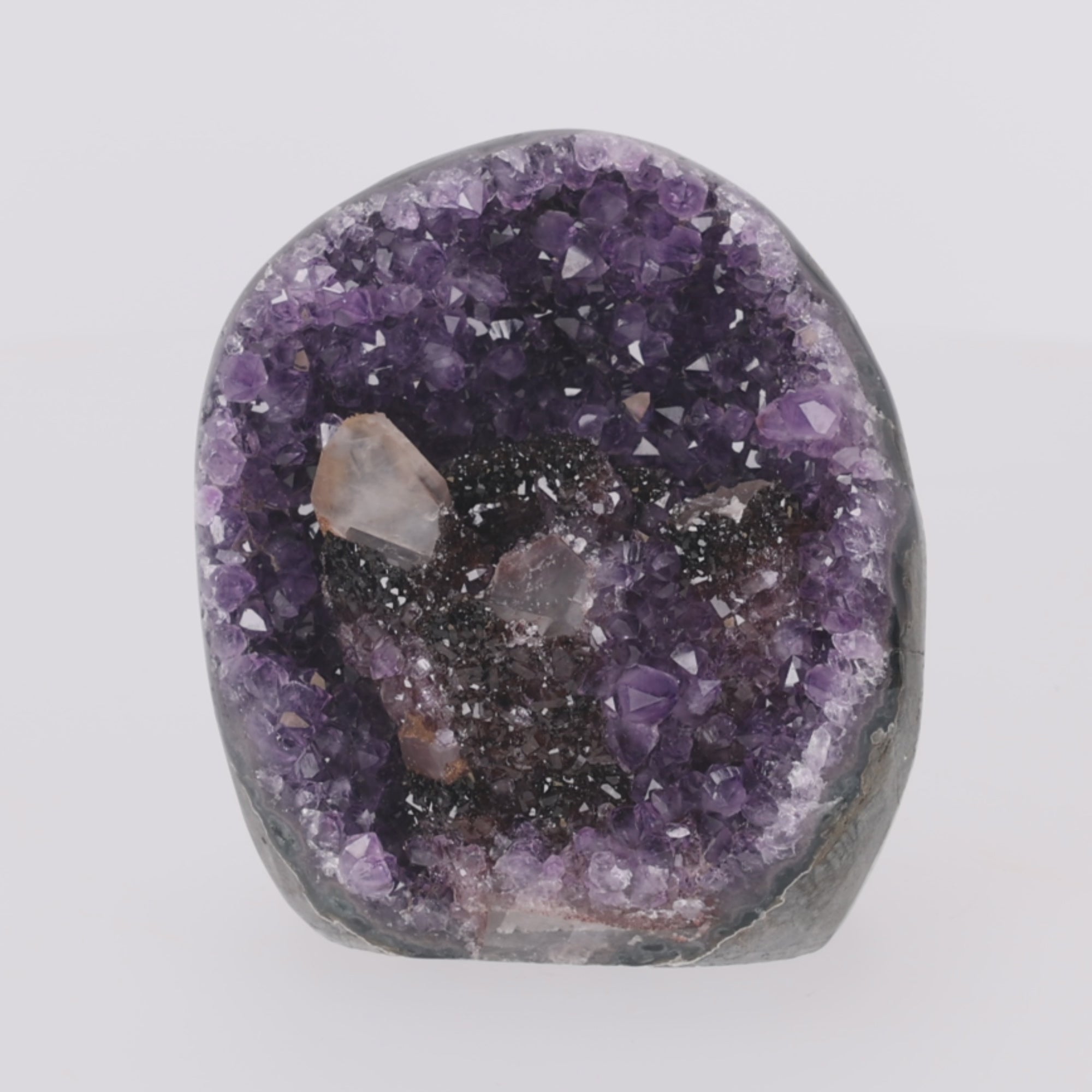 Video laden: Dark Orbit ✦ Amethyst mit Calcit &amp; Turmalin – 1926 g Kristall-Unikat (#974)