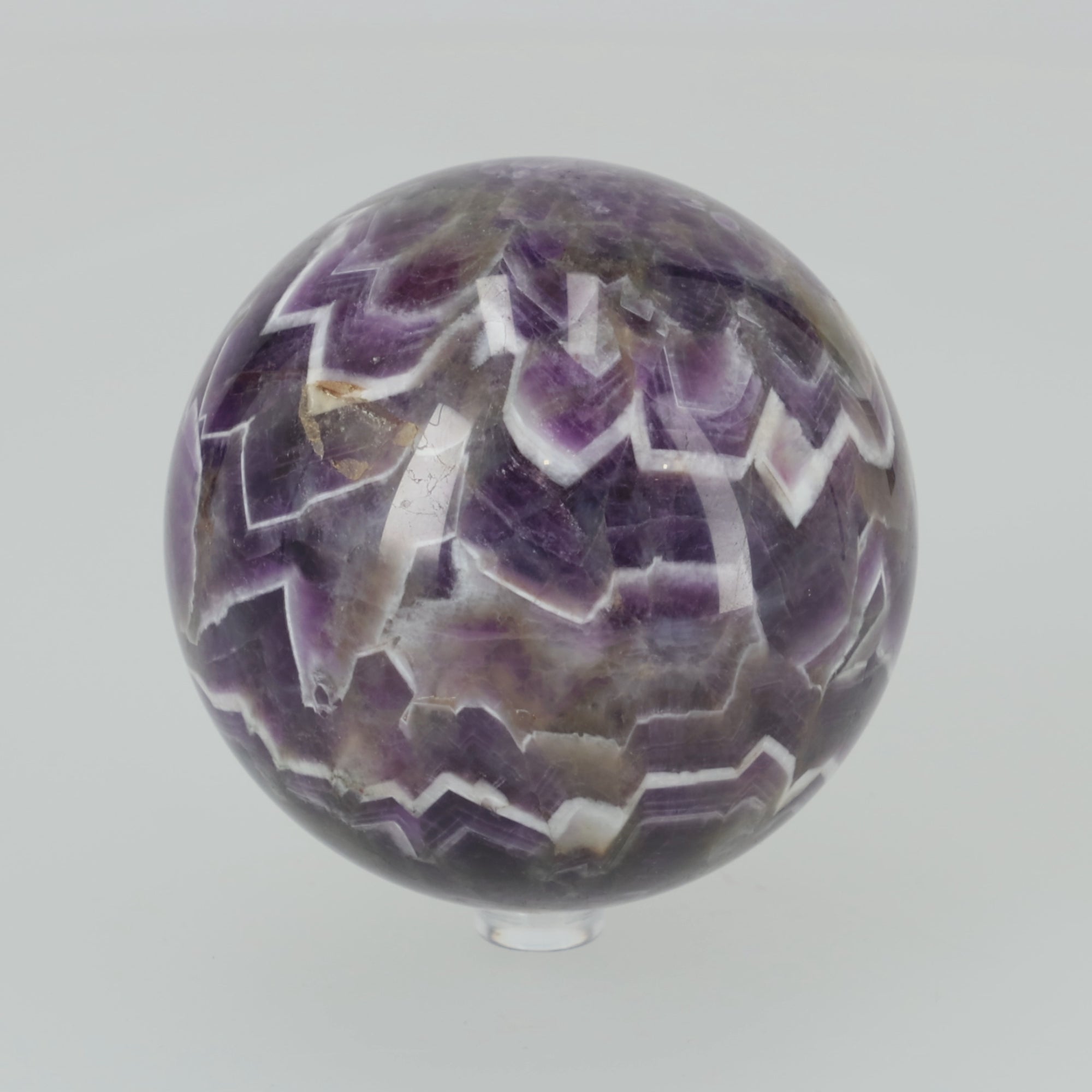 Load video: Chevron Amethyst Kugel aus Brasilien – Ausdrucksstarke Bänderung in perfekter Kugelform | 1015g (#620)