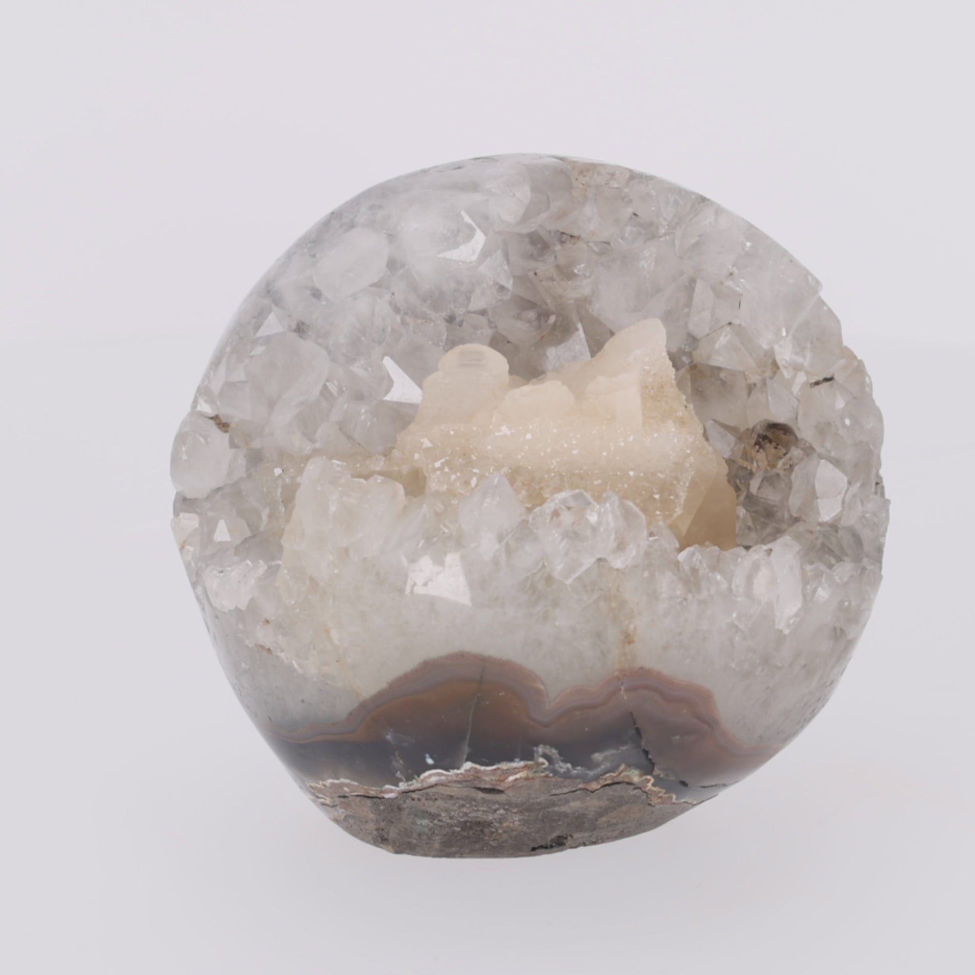 Video laden: Crystal Moon ✦ Quarz mit Calcit-Kristallen &amp; Chalcedon-Basis – 2920 g Natur-Unikat (#962)