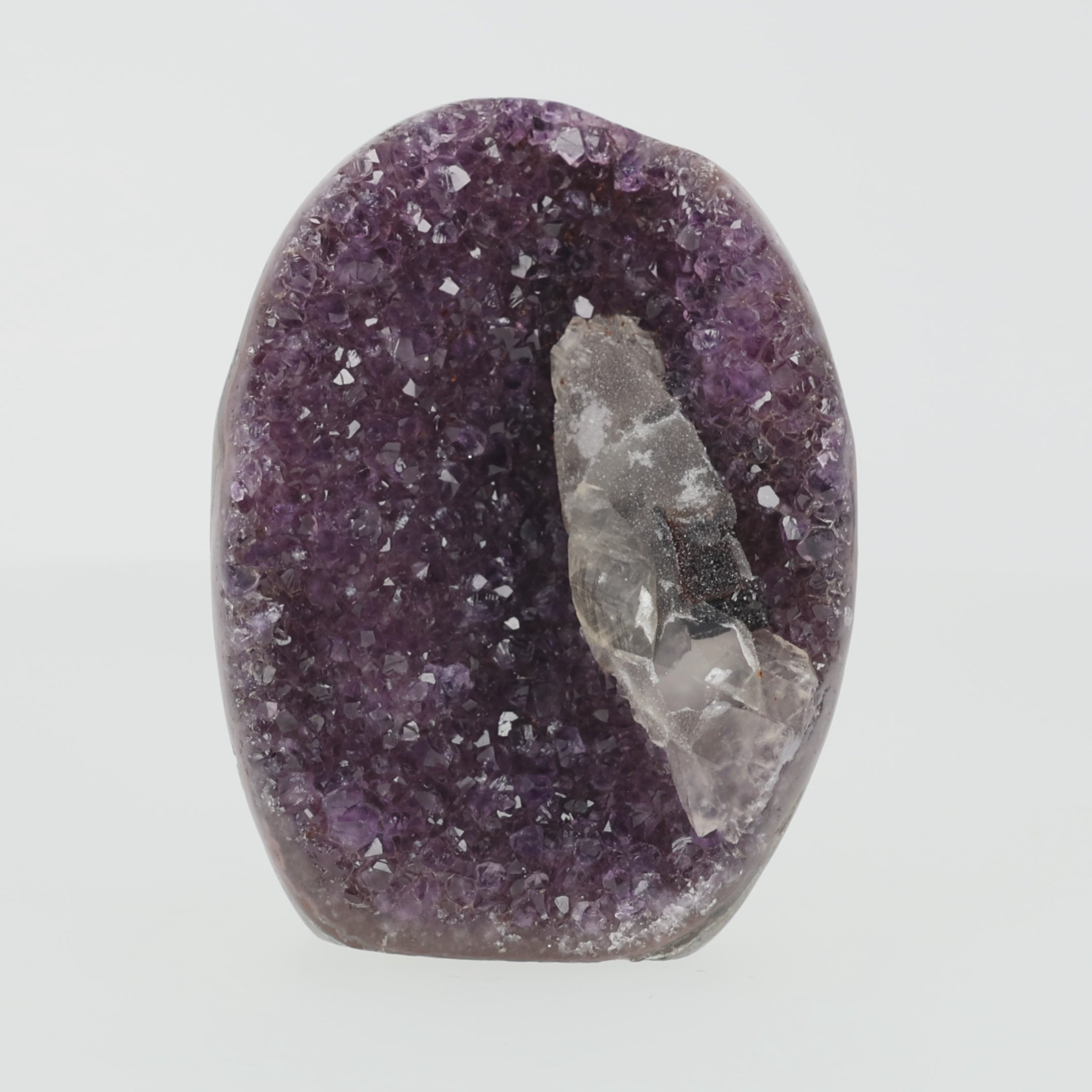 Video laden: Amethyst-Druse „Mondschimmer“ – Amethyst Geode mit natürlichem Calcit-Kristall (#431)