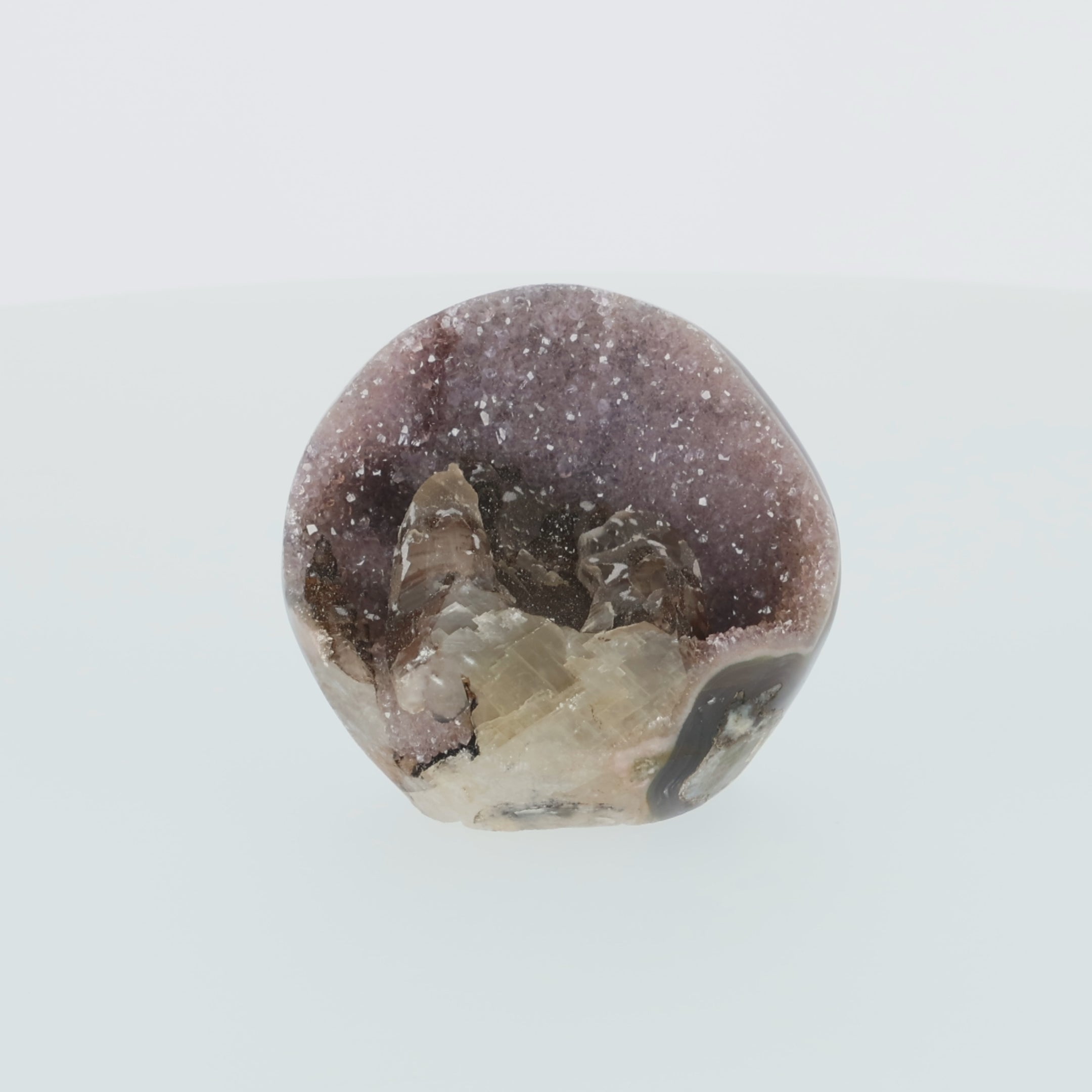 Video laden: Amethyst mit Calcit aus Uruguay, Amethystkristalle mit hellen Calcitformationen, natürlich gewachsenes Mineralunikat.