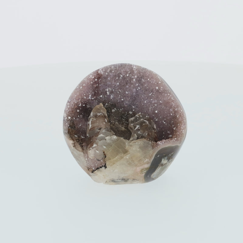 Amethyst mit Calcit aus Uruguay, Amethystkristalle mit hellen Calcitformationen, natürlich gewachsenes Mineralunikat.
