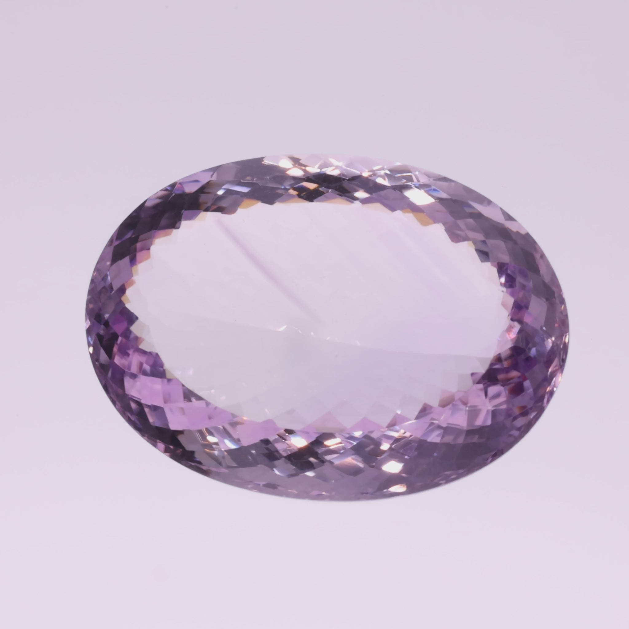 Video laden: 206,46 ct Amethyst „Rose de France“ - Gigant im Oval Mixed Cut - GBI Zertifikat