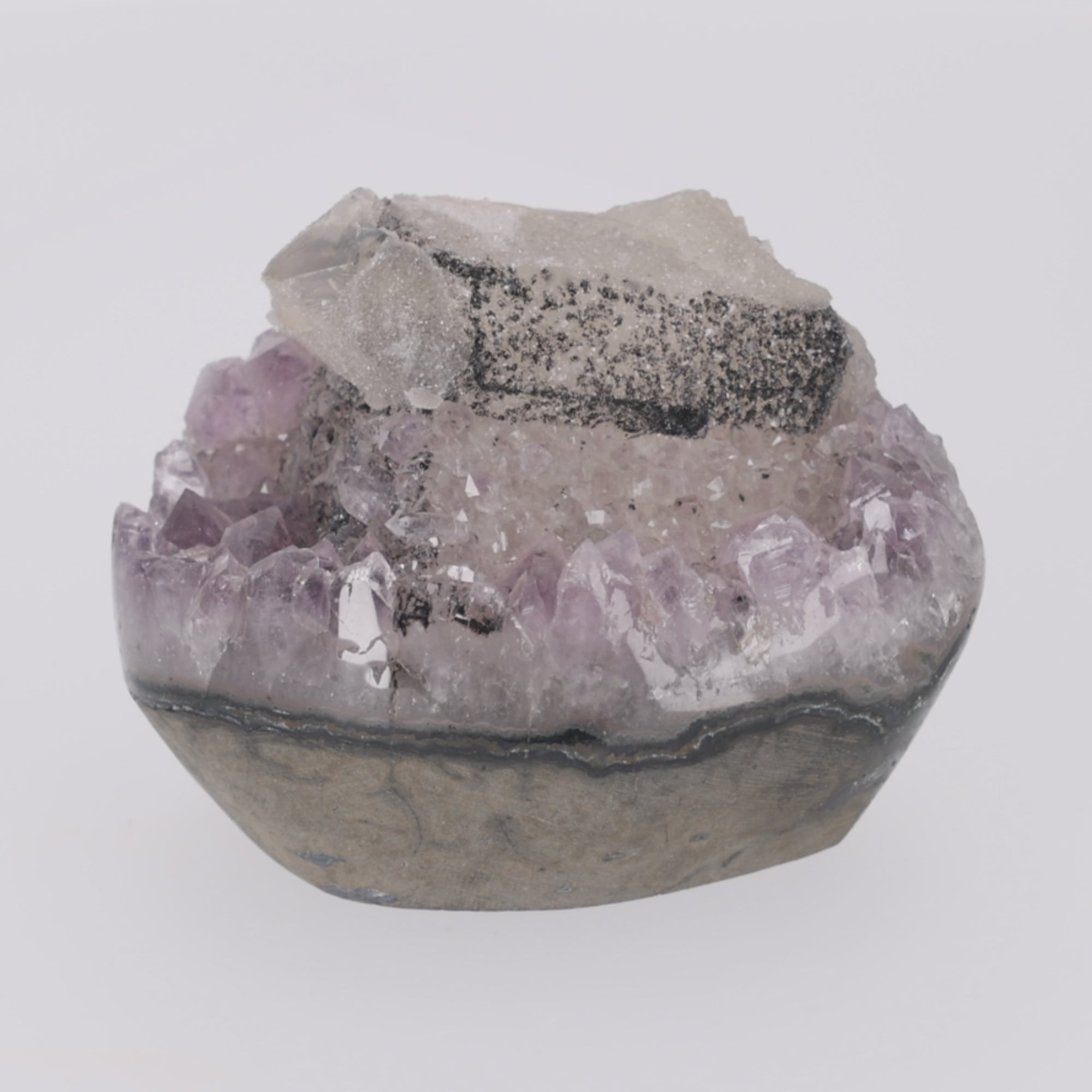 Video laden: Frosted Crown ✦ Amethyst-Druse mit Calcit &amp; Turmalin aus Uruguay | 1.219 g (#871)