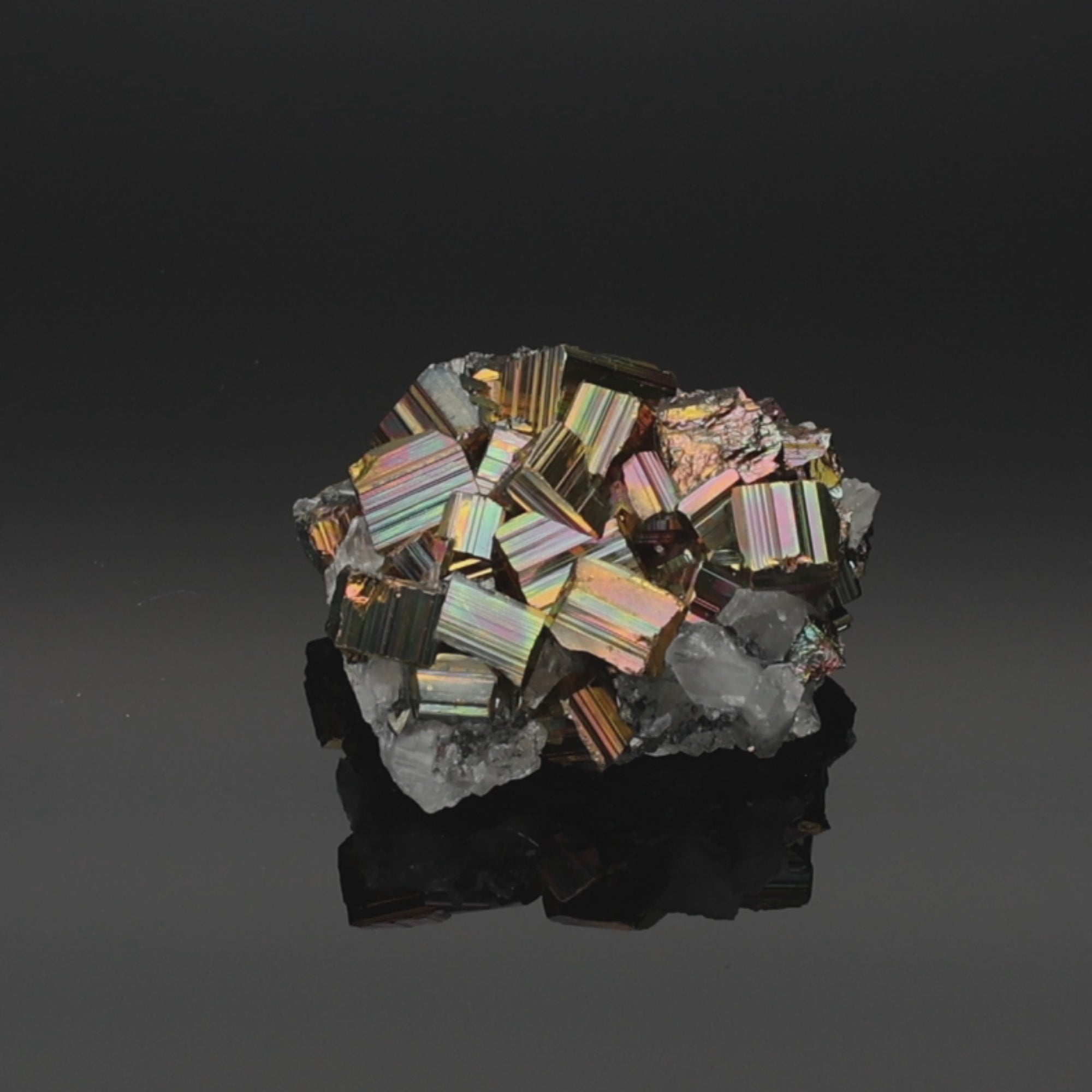 Video laden: Neon Forge – Rainbow Pyrit aus Borneo, Indonesien – 103,51 g – Mineralien-Unikat (#1076)