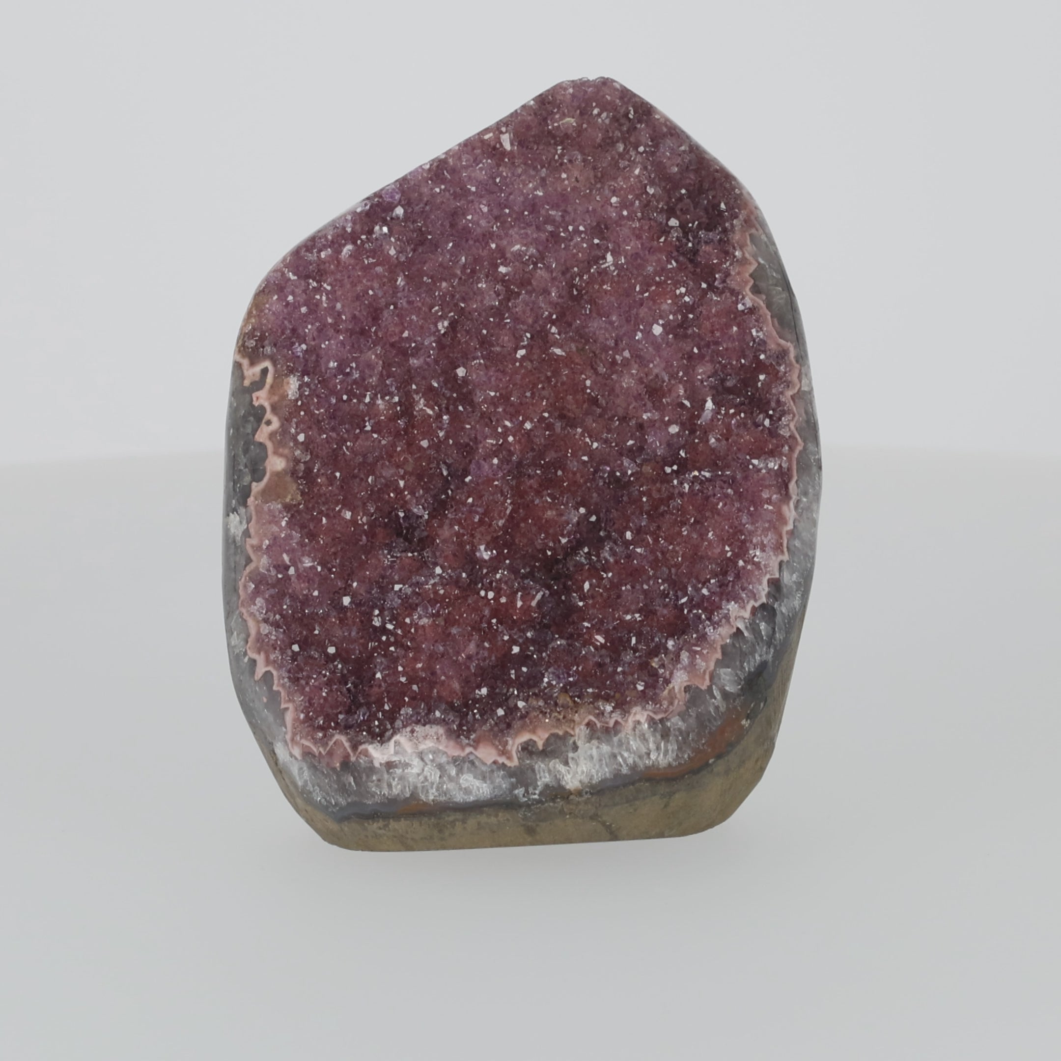 Video laden: Regenbogen Amethyst aus Uruguay mit violetten Kristallen und natürlicher Farbvariation, hochwertiges Amethyst Unikat