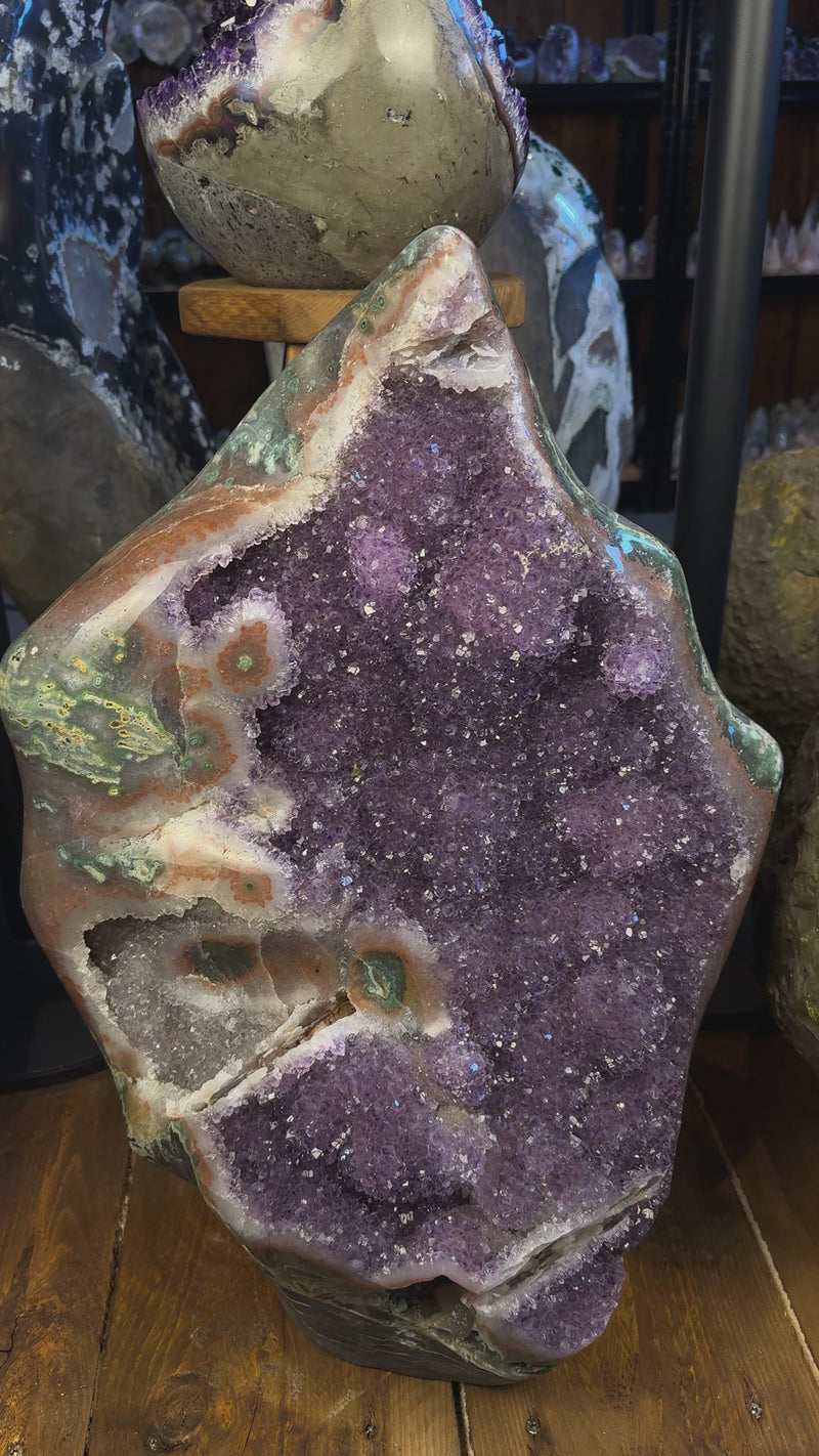Amethyst Geode Uruguay 48,4 kg violette Kristalle natürliche Form polierte Außenkante Unikat
