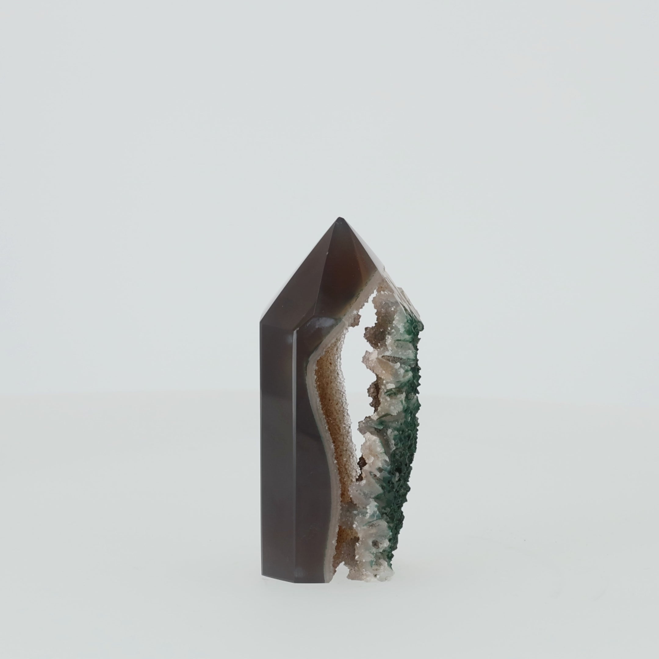 Video laden: Terra Drusa - Achat Obelisk mit Quarzdruse &amp; Chalcedon - 12,5 cm - Brasilien (#015)