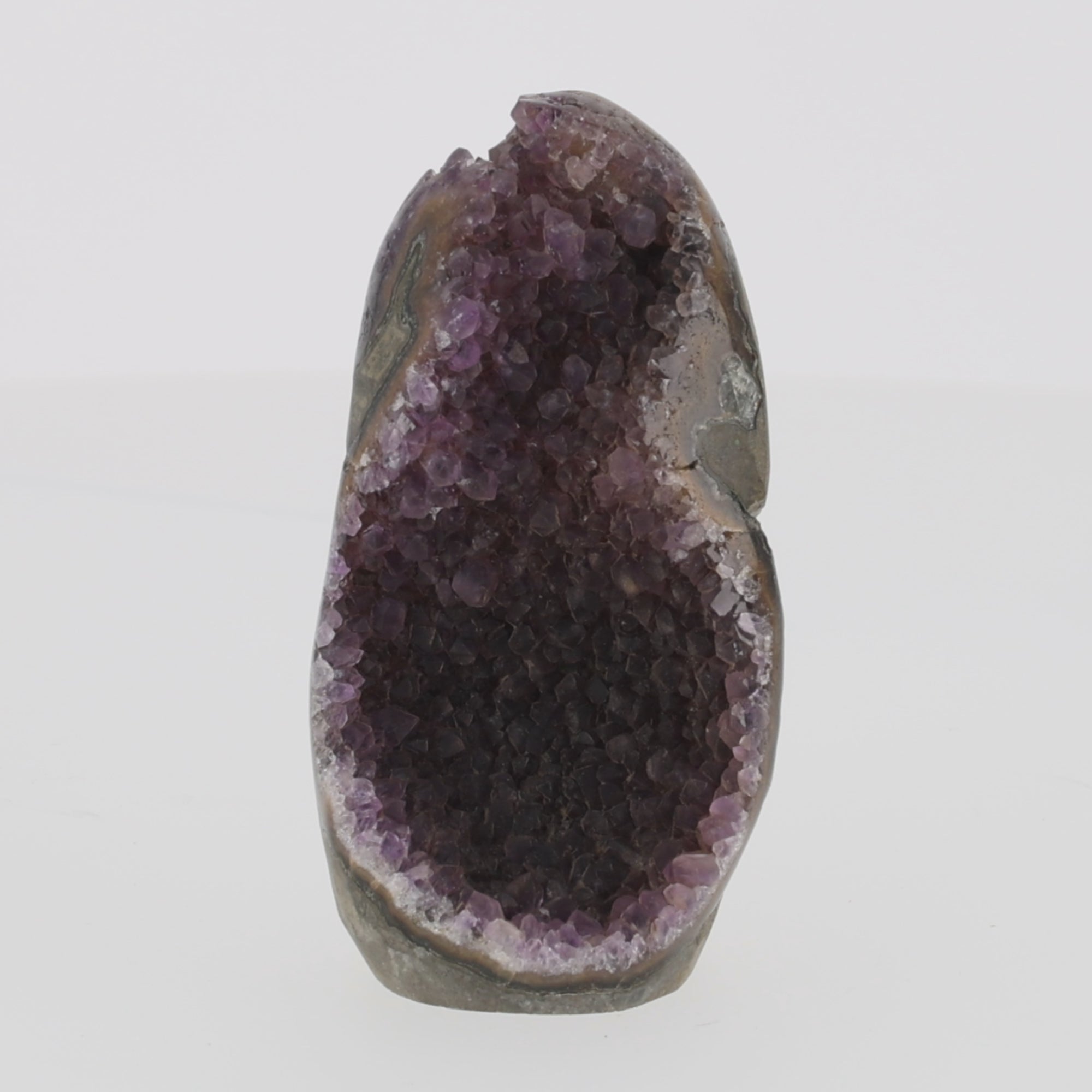 Video laden: Amethyst aus Uruguay – Schlankes Natur Unikat mit intensiv violetter Kristallkammer  629g (#668)