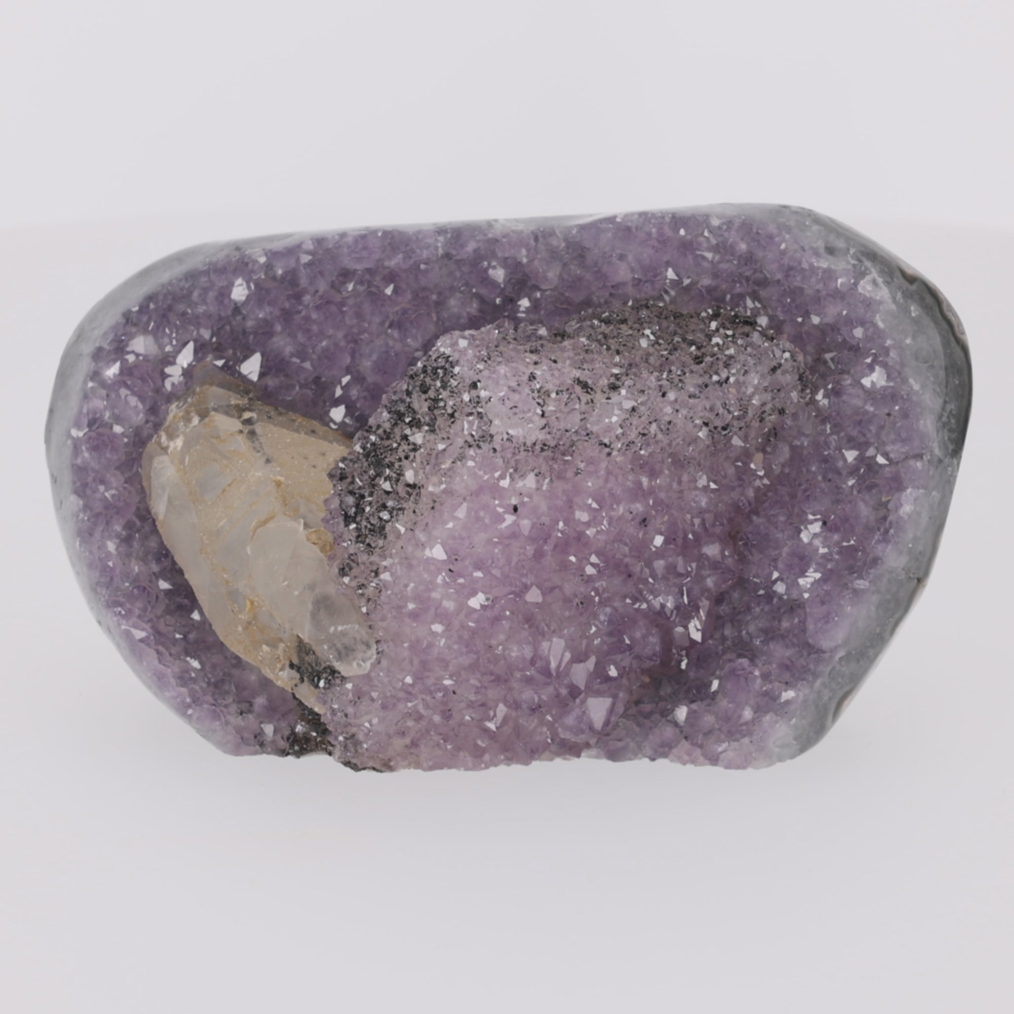 Video laden: Purple Nebula ✦ Amethyst mit Calcit &amp; Turmalin-Einschlüssen – 3018 g Kristall-Unikat (#970)