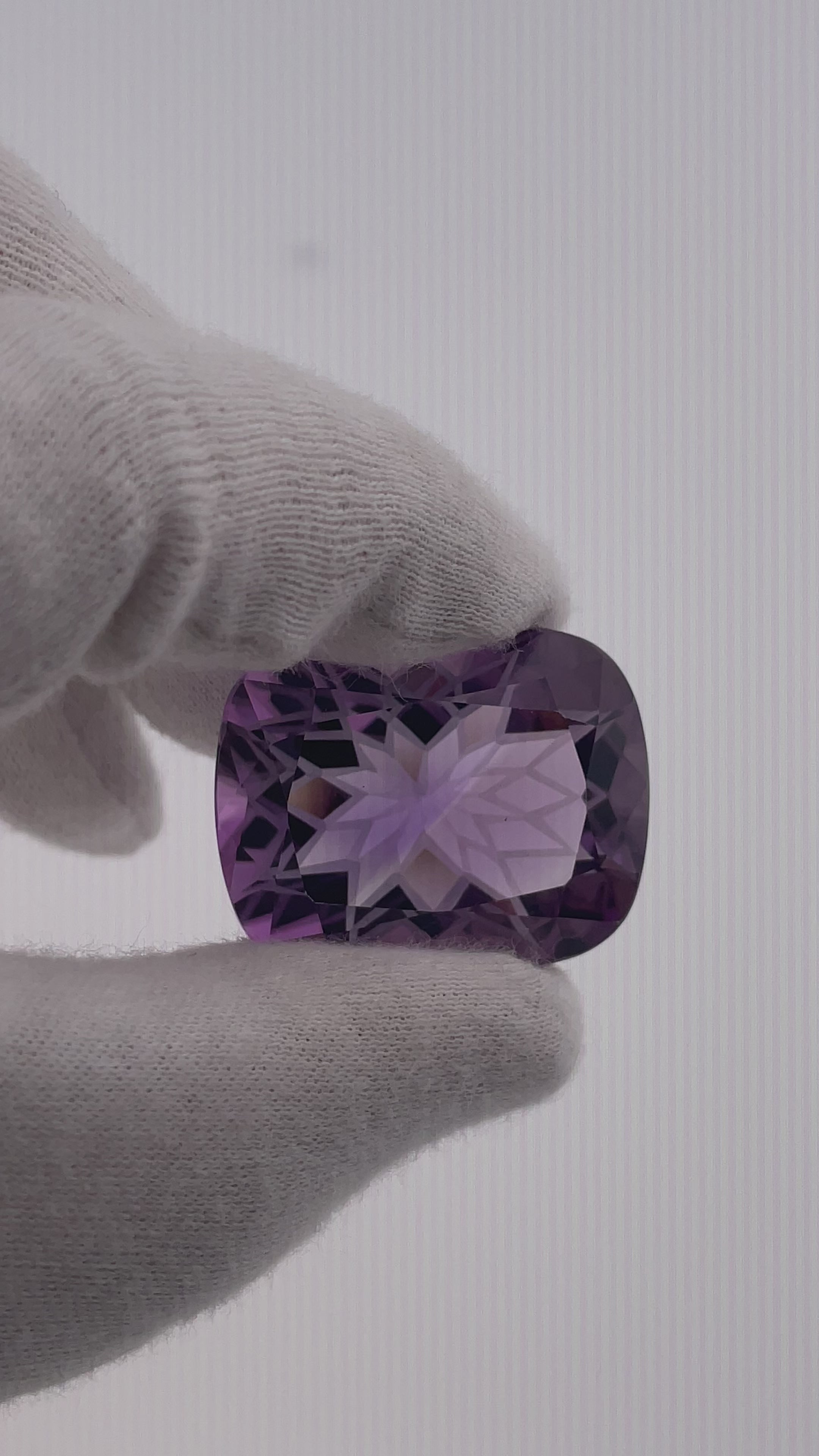 Load video: 18.07 ct Amethyst Oval Cut - Brilliant Deep Violet from Brazil - Premium Allrounder