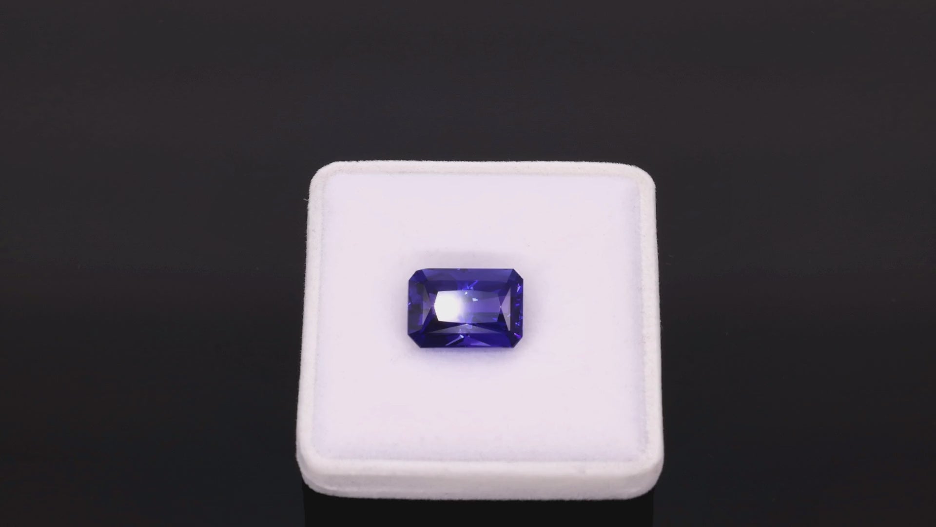 Load video: Tansanit 14,77 ct - IGI Zertifikat - Intense Blue Violetish - Cut Cornered Rectangular Mixed Cut