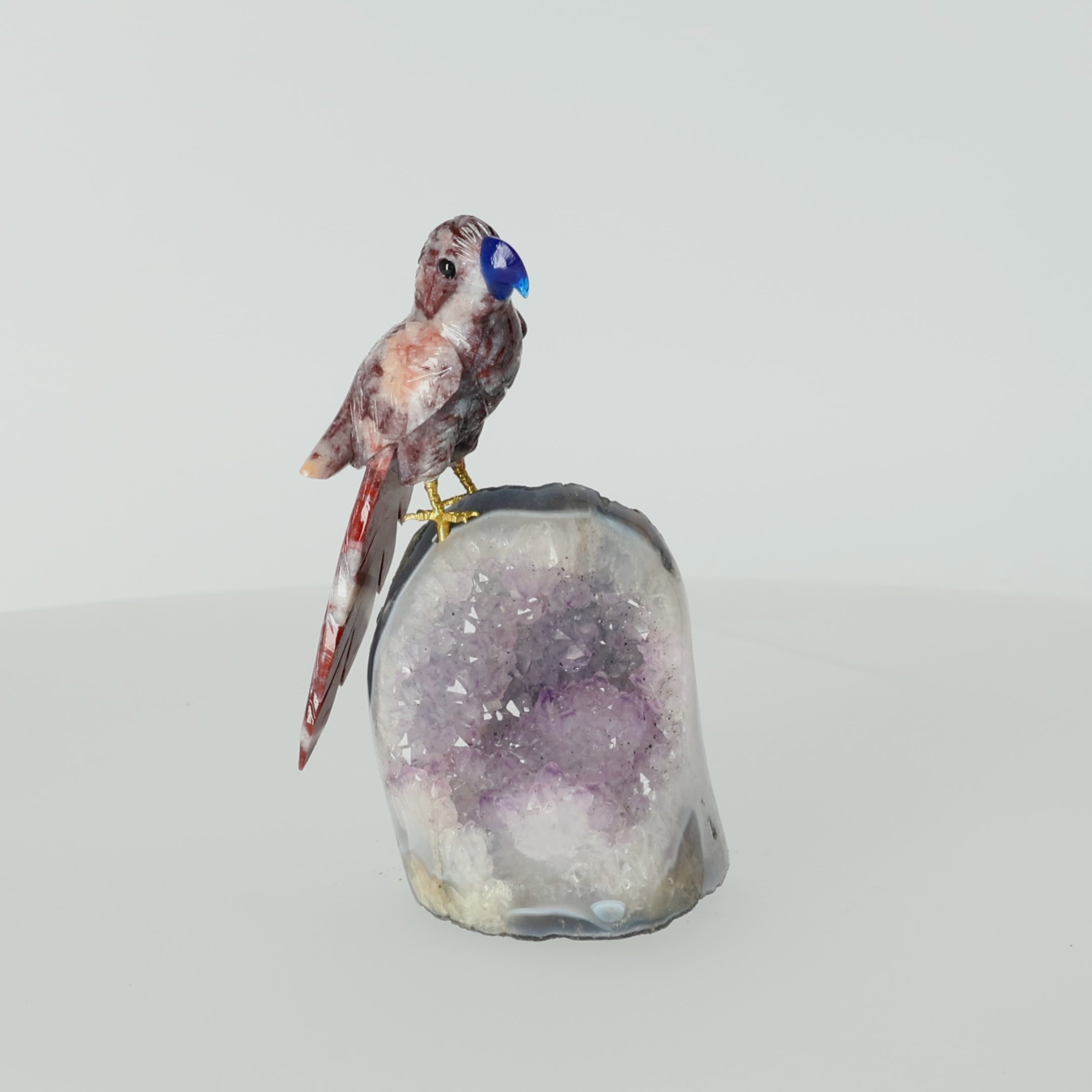 Load video: Amethyst-, Bergkristall- oder Achatstein aus Brasilien mit handgearbeiteten Vogelminiaturen aus verschiedenen Natursteinen.