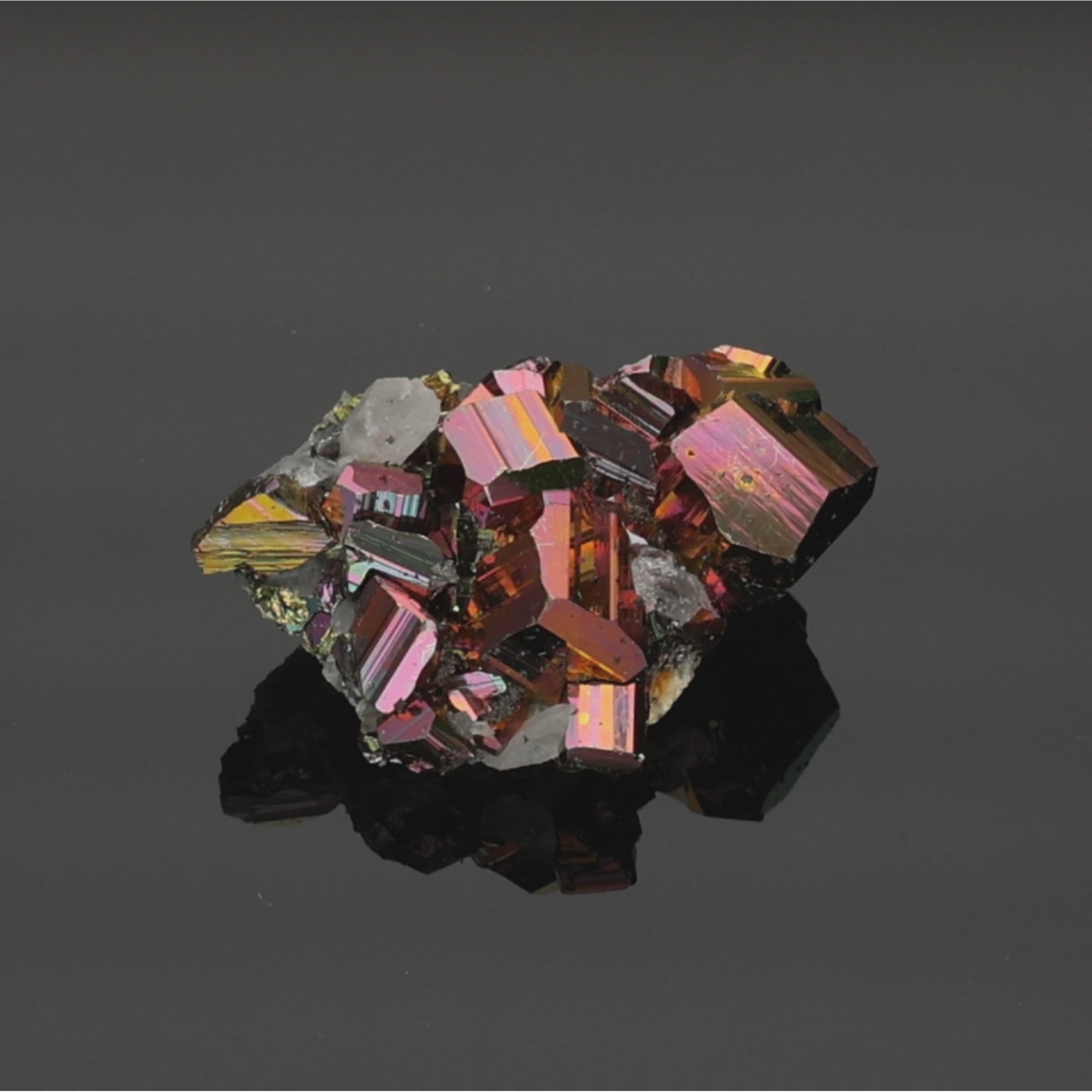Video laden: Rainbow Pyrit aus Borneo, Indonesien – 87,55 g – außergewöhnliches Mineralien-Unikat (#1064)